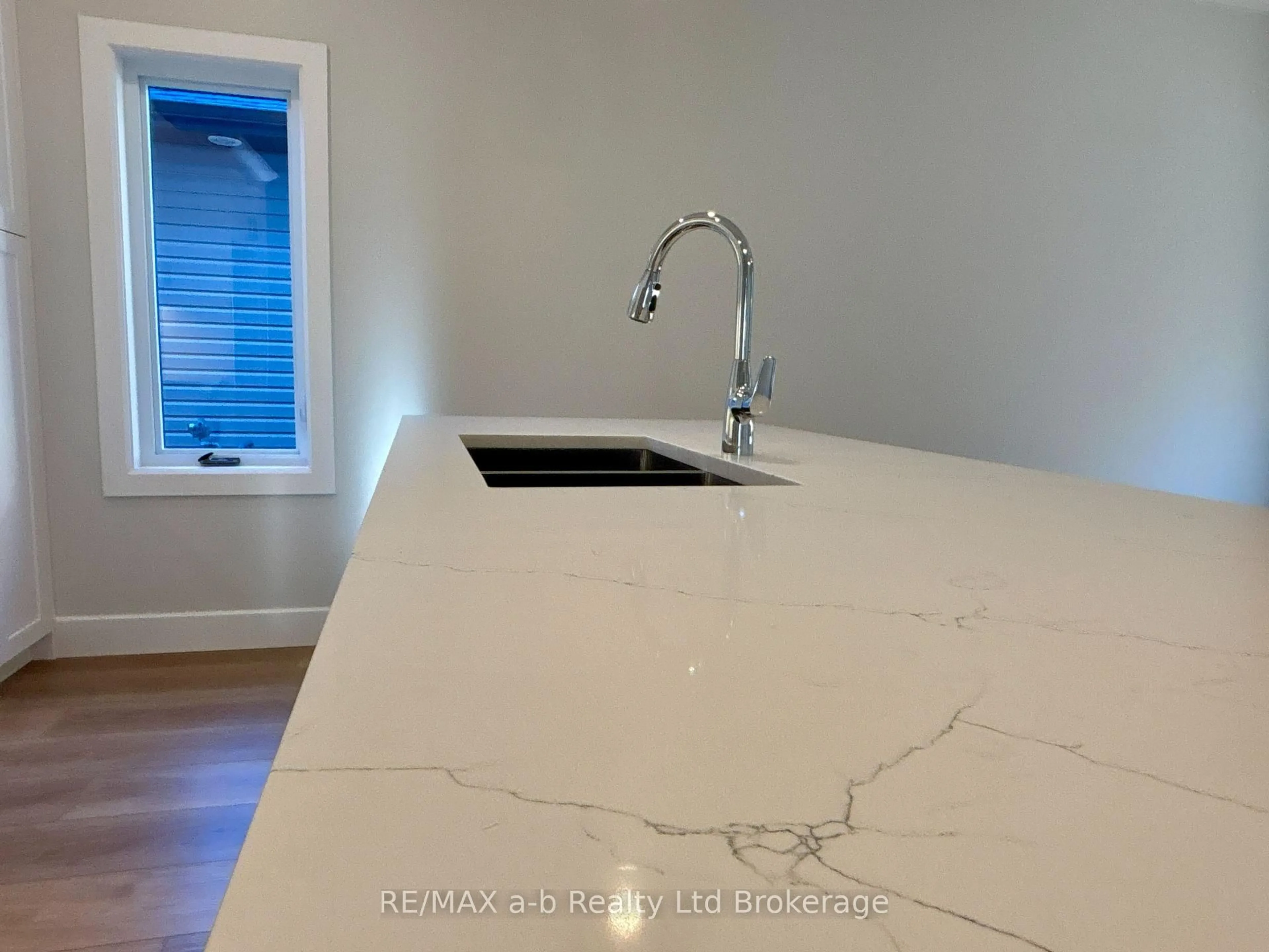 Open concept kitchen, unknown for 41 Cash Cres, Ingersoll Ontario N5C 0E2