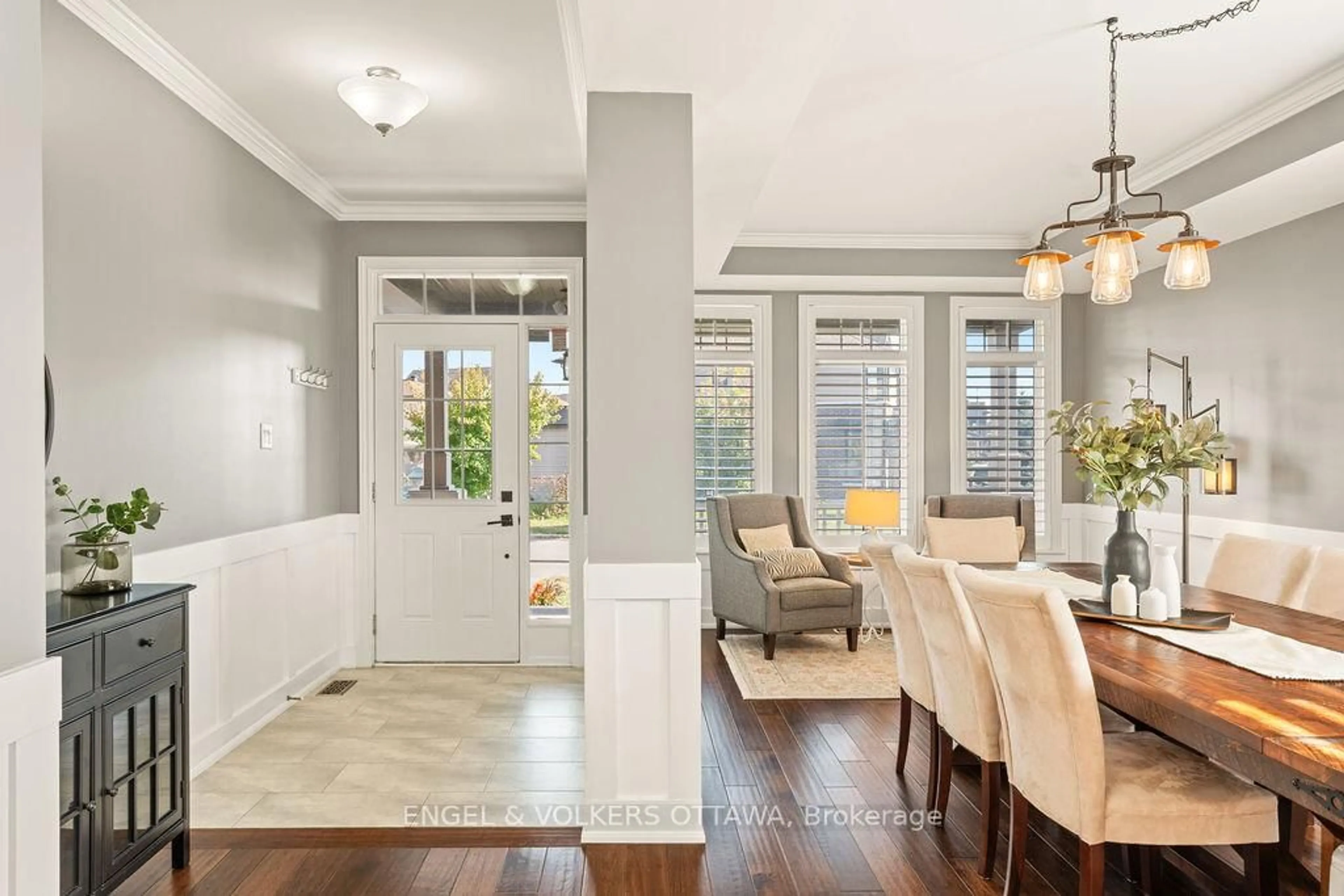 Indoor entryway for 379 Ardmore St, Ottawa Ontario K4M 0C8