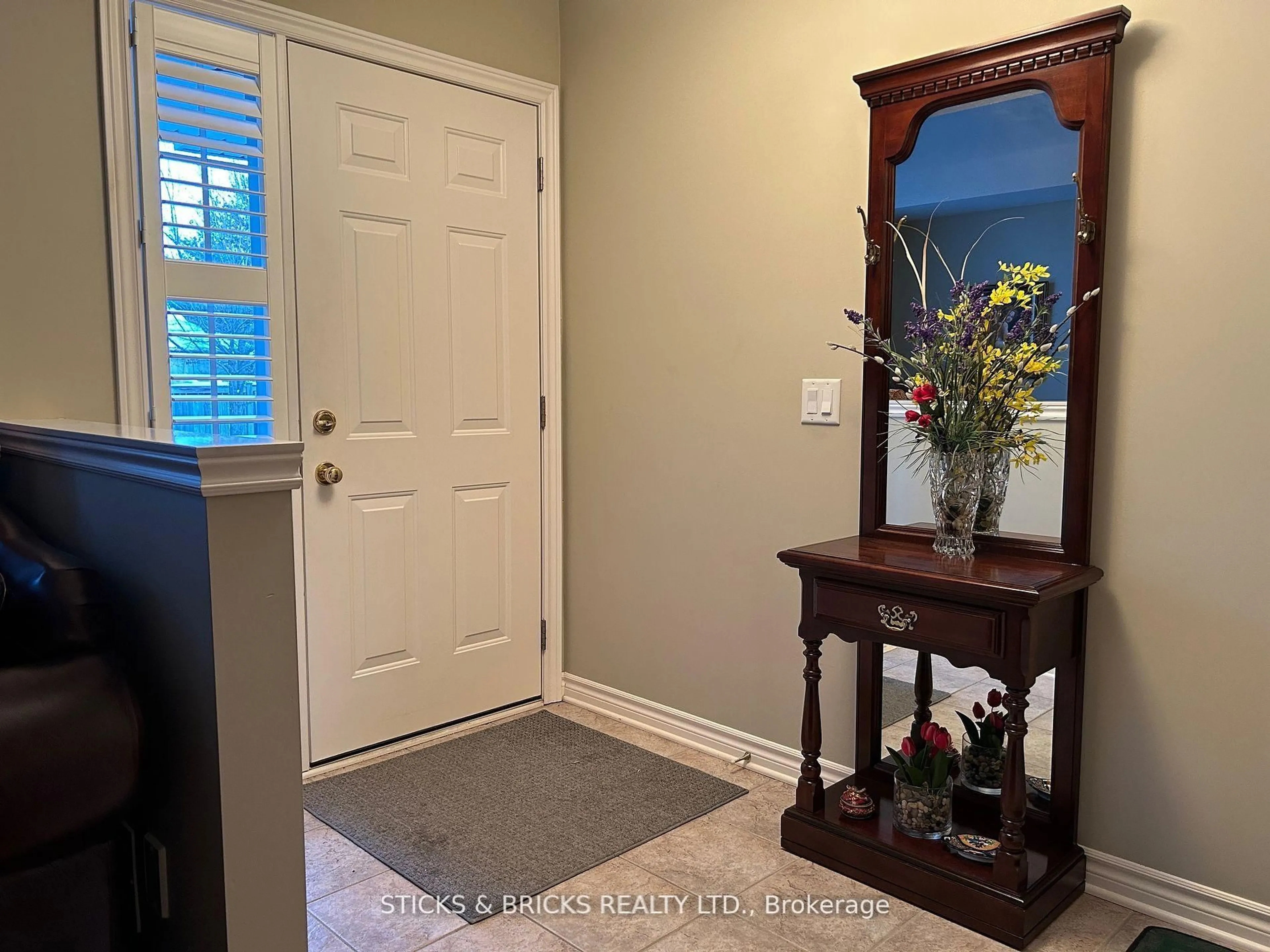 Indoor entryway for 3241 Montrose Rd #12, Niagara Falls Ontario L2H 3L3
