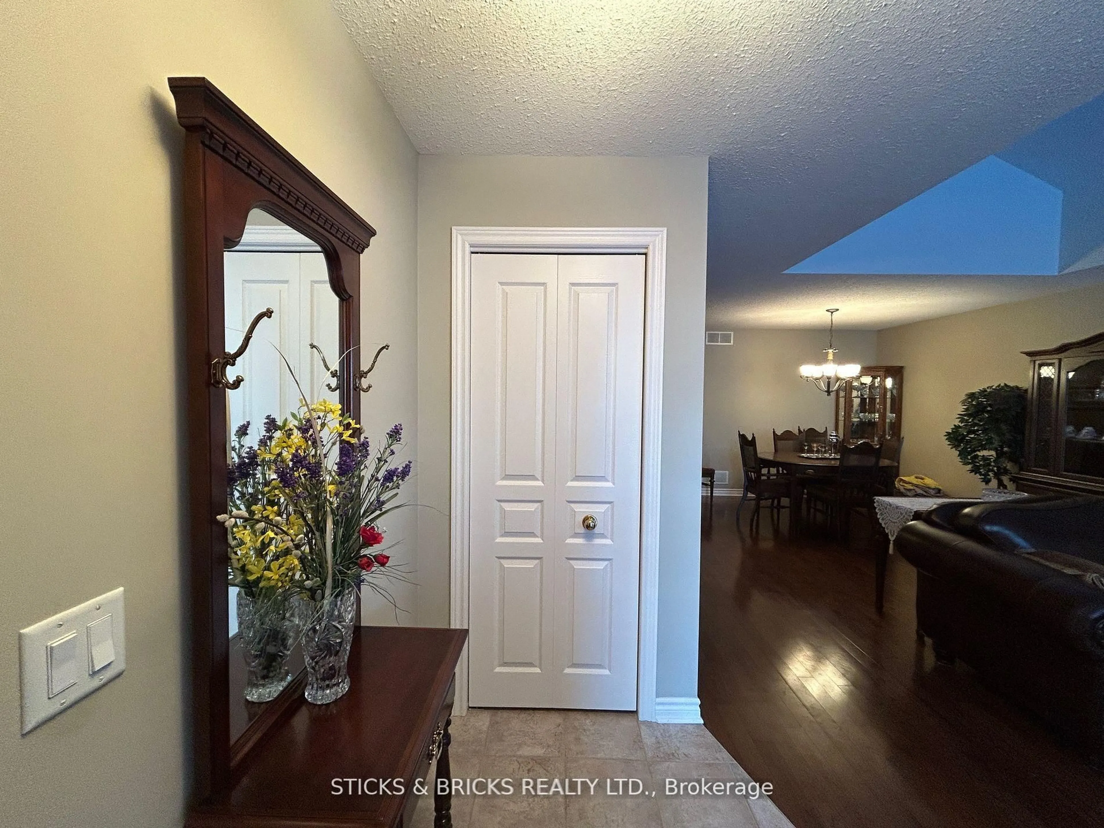 Indoor entryway for 3241 Montrose Rd #12, Niagara Falls Ontario L2H 3L3