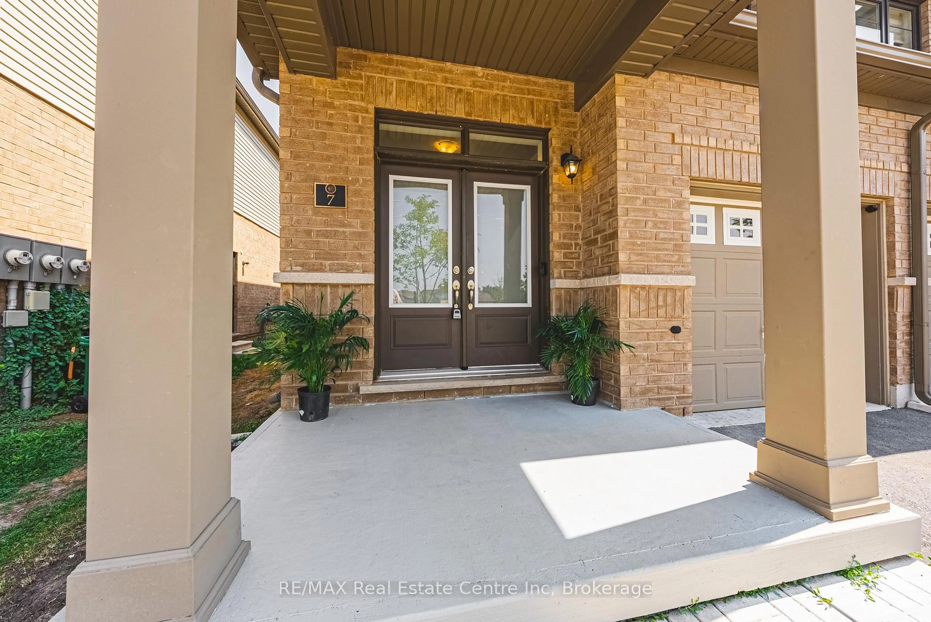 Indoor entryway for 166 Deerpath Dr #7, Guelph Ontario N1K 0E2