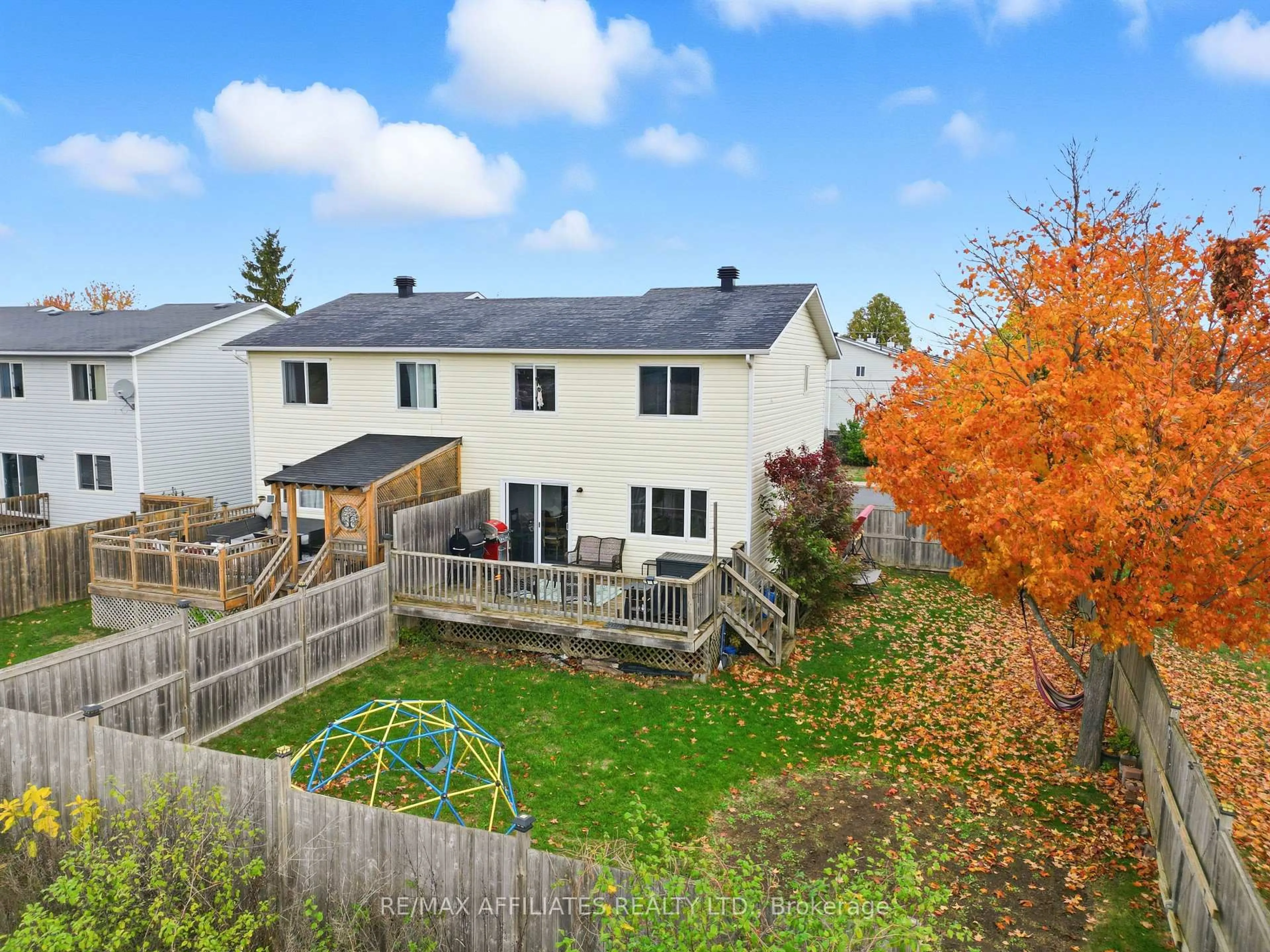 A pic from outside/outdoor area/front of a property/back of a property/a pic from drone, unknown for 128 Dunham St, Carleton Place Ontario K7C 4M8