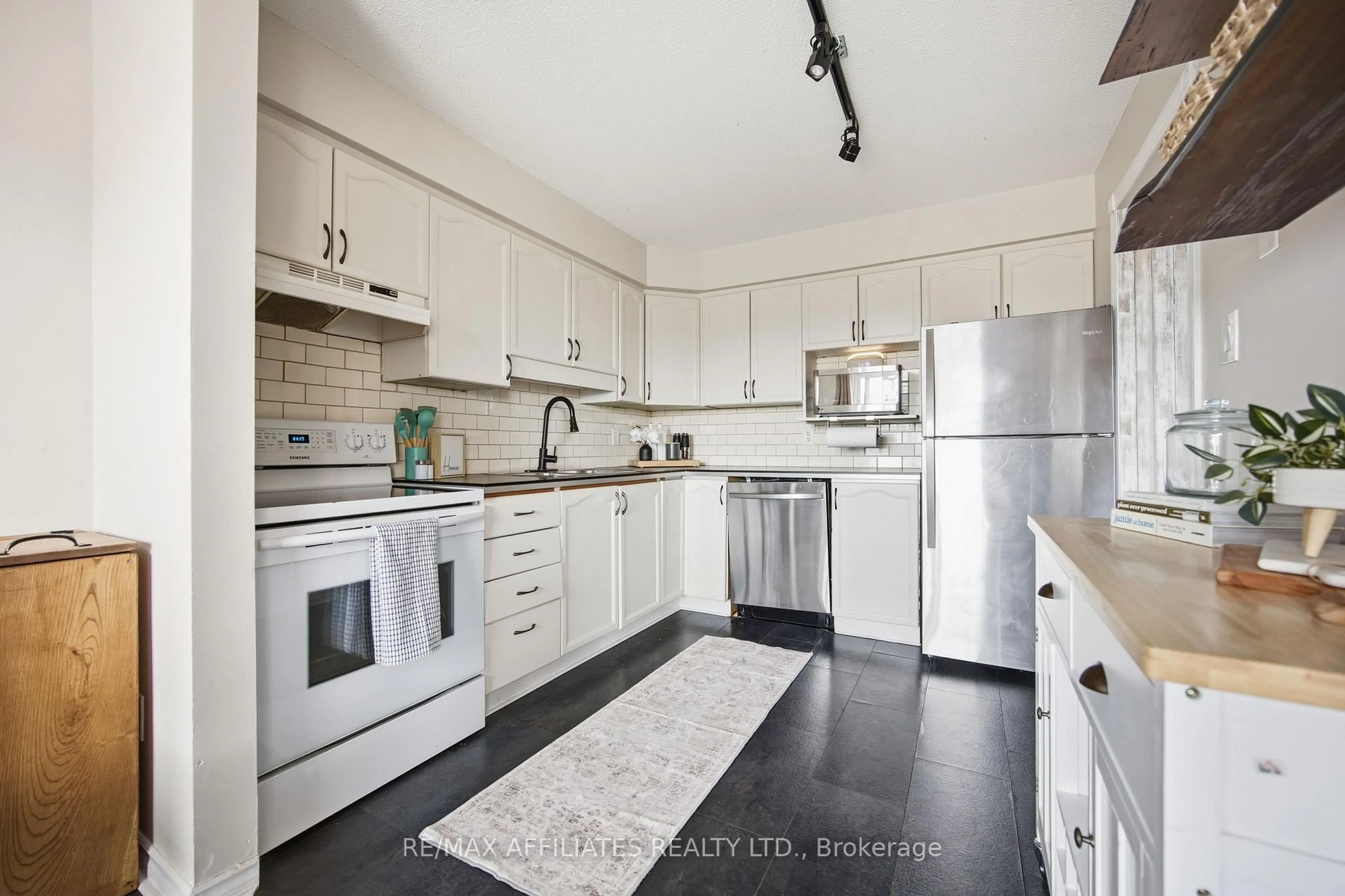 Standard kitchen, unknown for 128 Dunham St, Carleton Place Ontario K7C 4M8