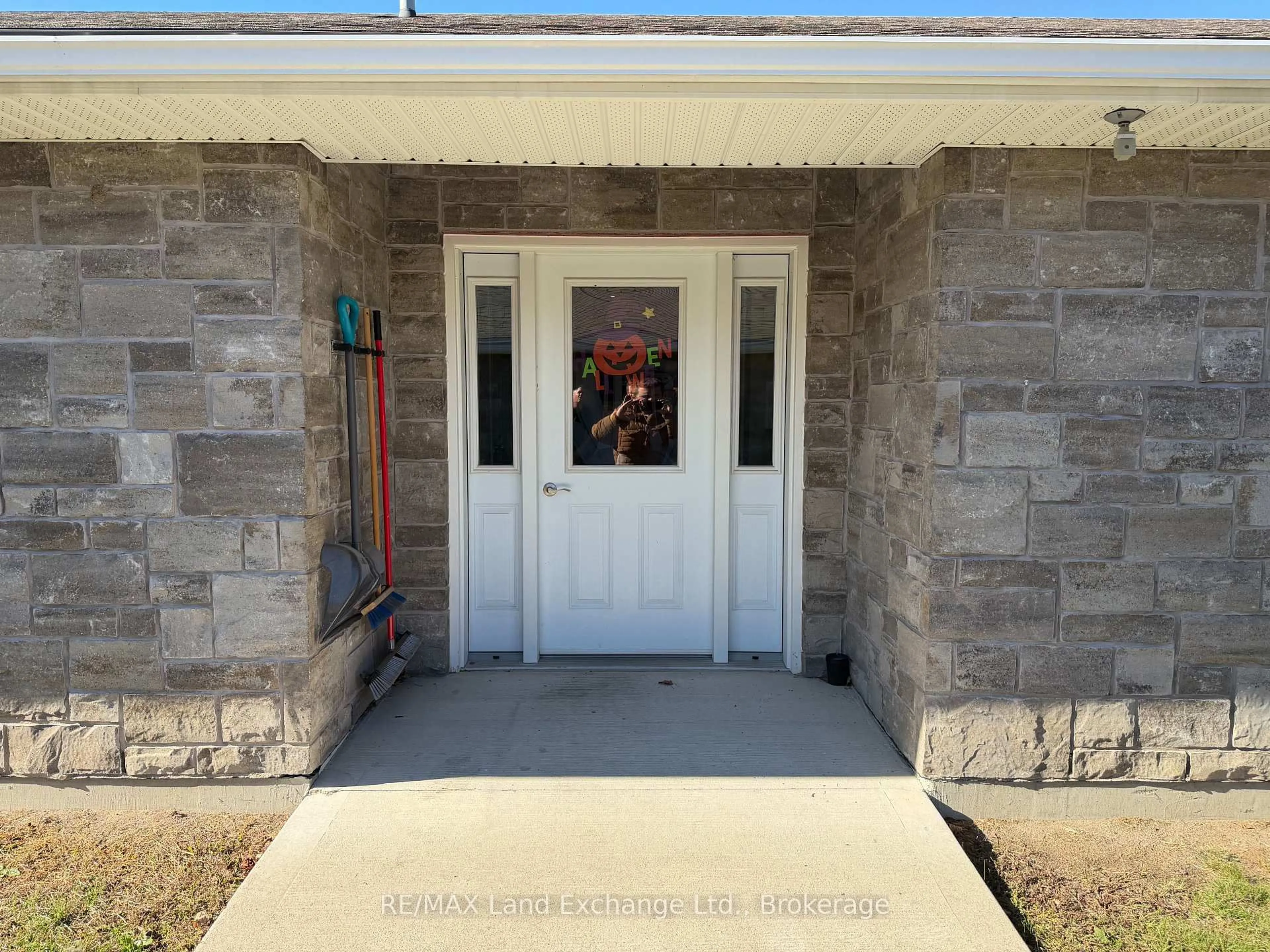 Indoor entryway for 20 Stanley St, Kincardine Ontario N0G 2T0