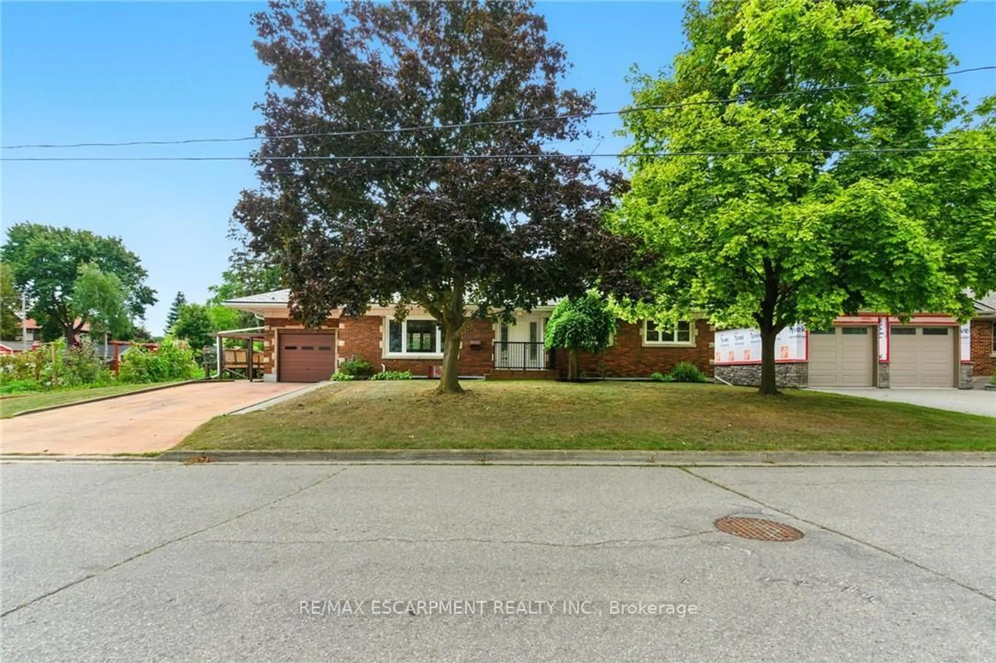 A pic from outside/outdoor area/front of a property/back of a property/a pic from drone, street for 10 Sheffield Ave, Brantford Ontario N3S 6V8