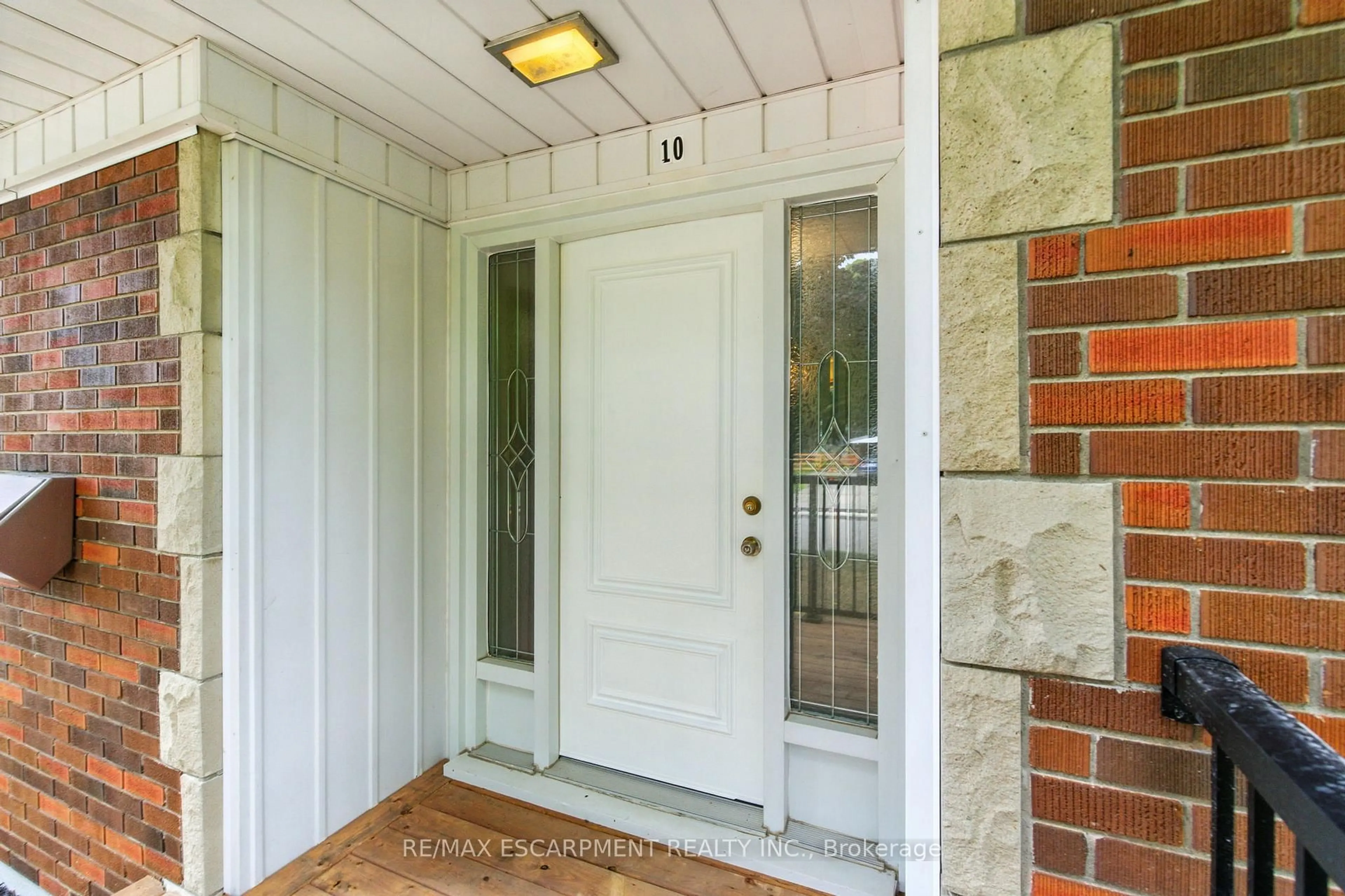 Indoor entryway for 10 Sheffield Ave, Brantford Ontario N3S 6V8