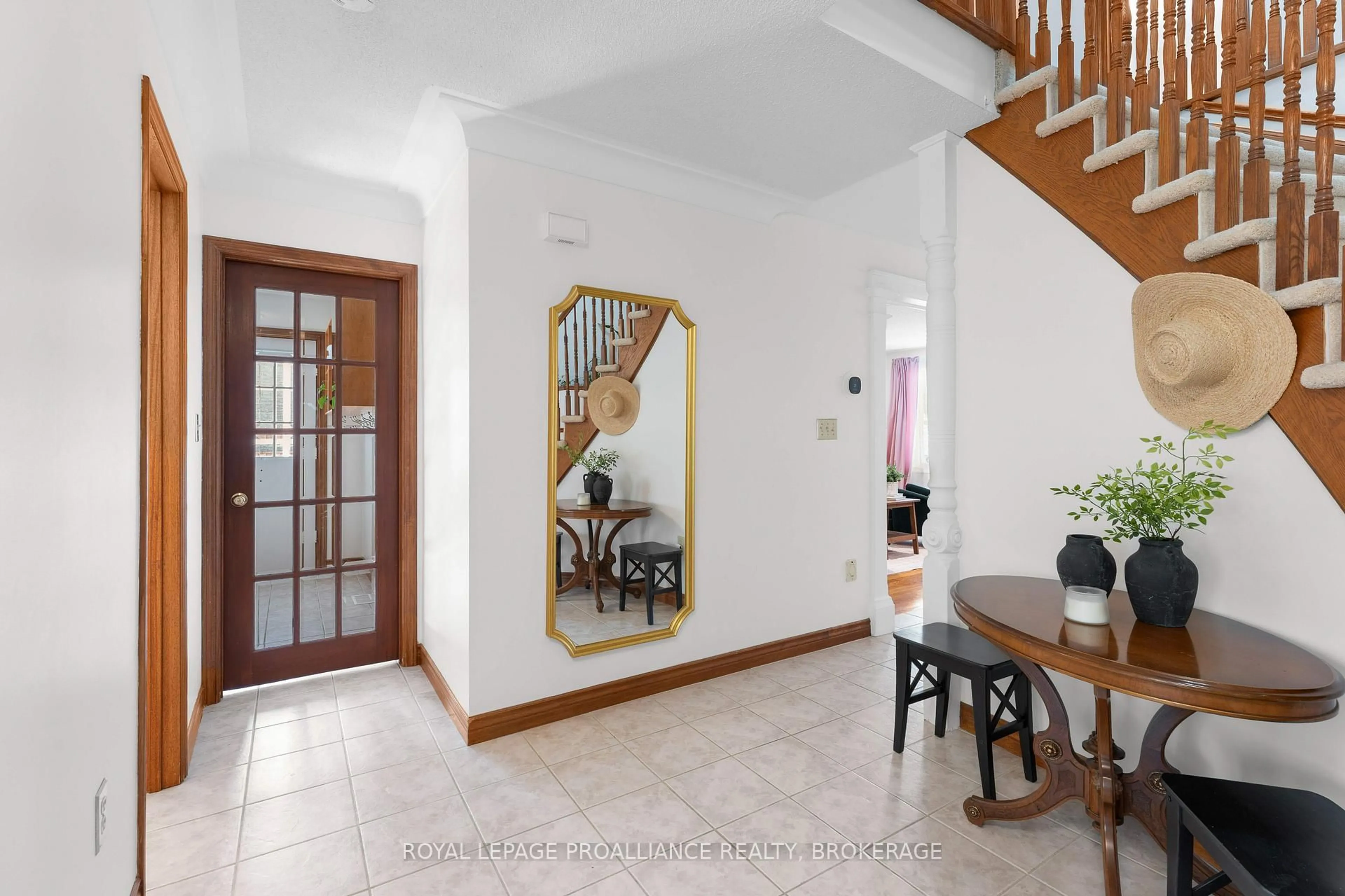 Indoor foyer for 995 Auden Park Dr, Kingston Ontario K7M 7T0