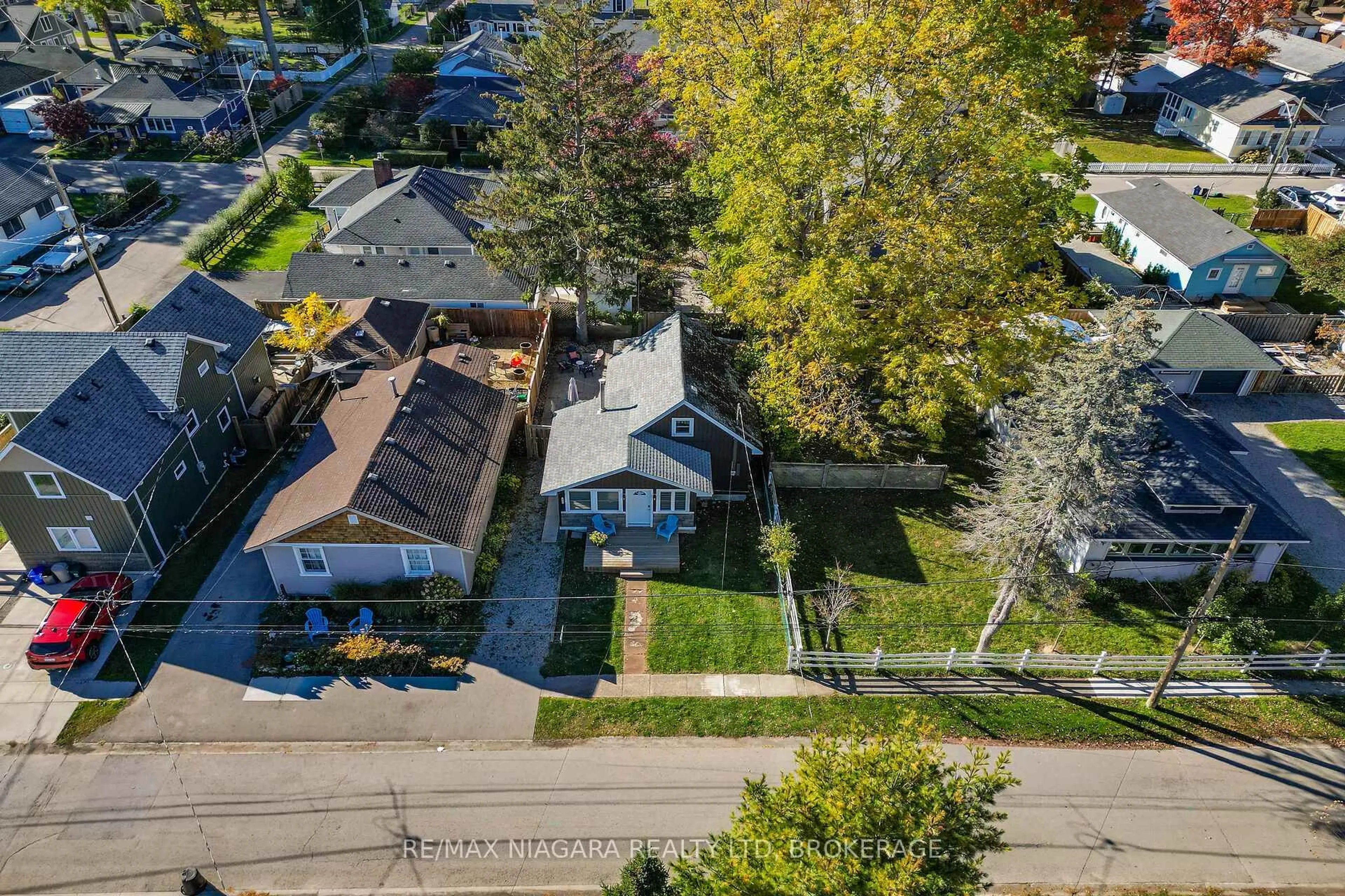 A pic from outside/outdoor area/front of a property/back of a property/a pic from drone, street for 359 Oxford Ave, Fort Erie Ontario L0S 1B0