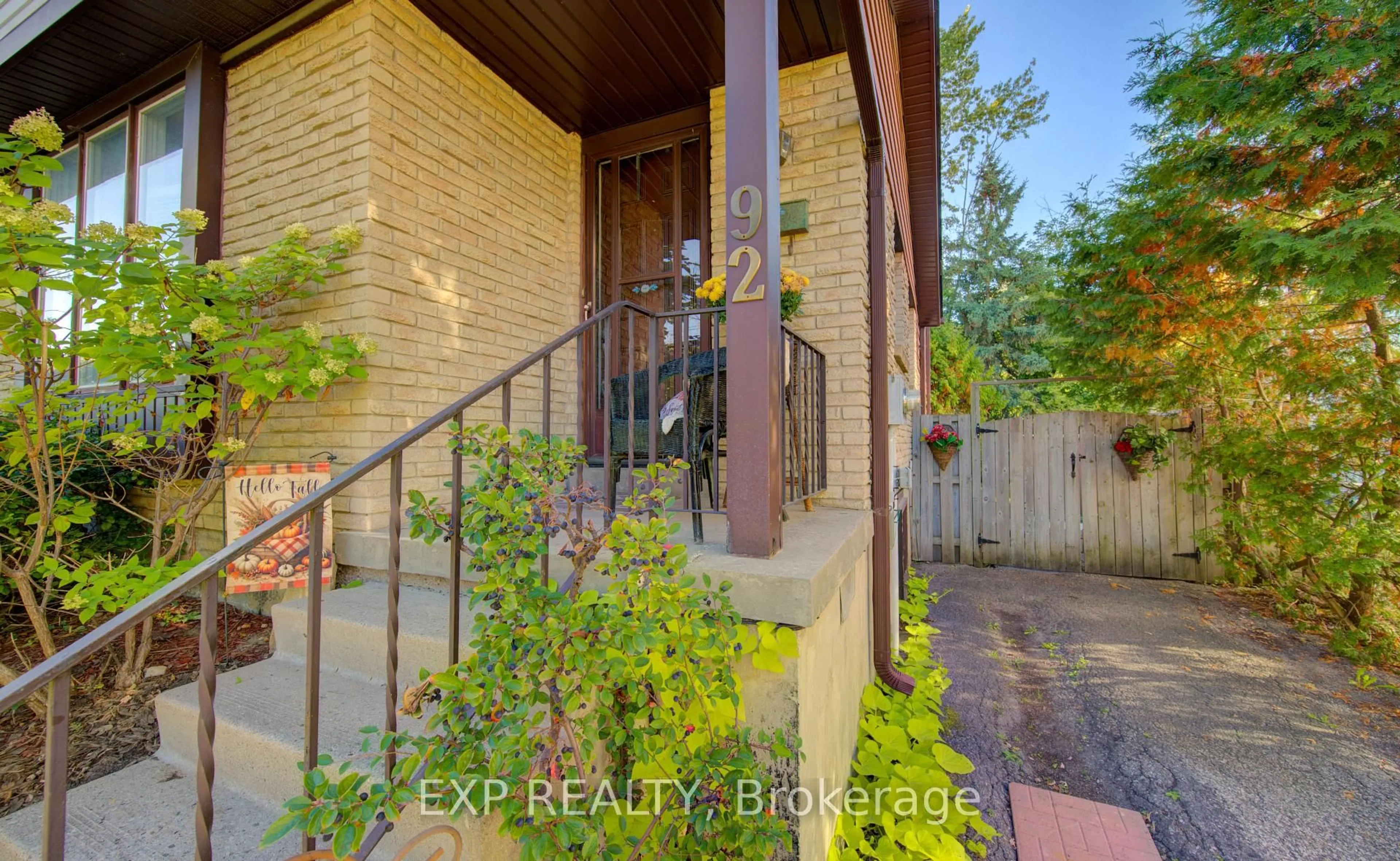 Indoor entryway for 92 Halifax Dr, Kitchener Ontario N2B 3K7