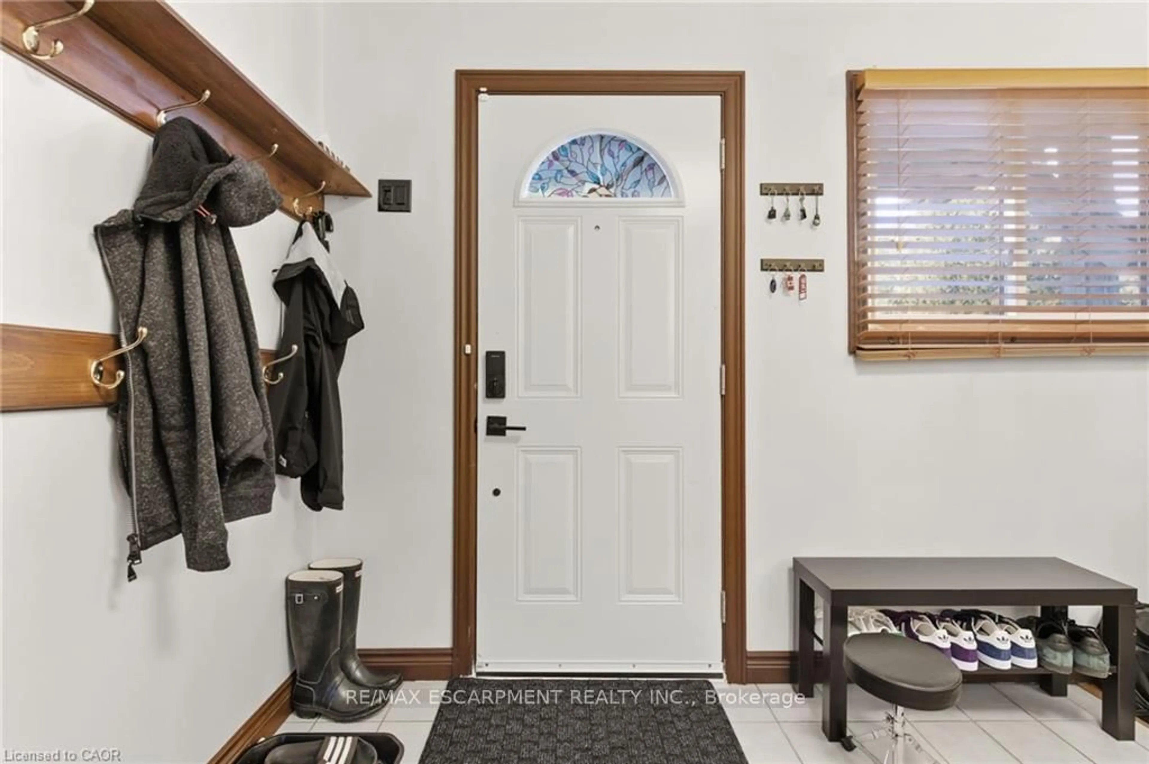 Indoor entryway for 267 THAYER Ave, Hamilton Ontario L9A 1J6
