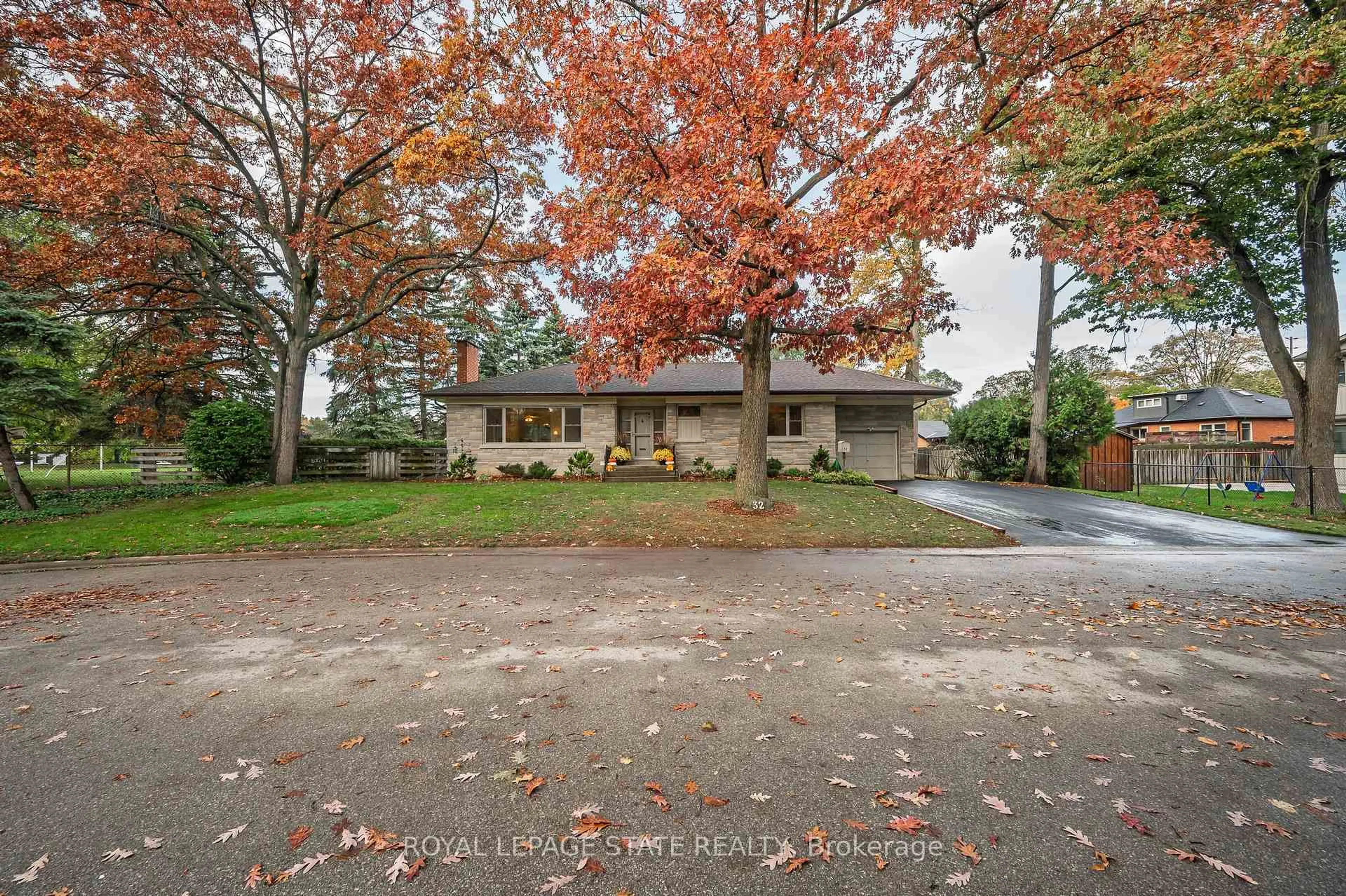A pic from outside/outdoor area/front of a property/back of a property/a pic from drone, street for 32 Park Rd, Brantford Ontario N3S 6S8