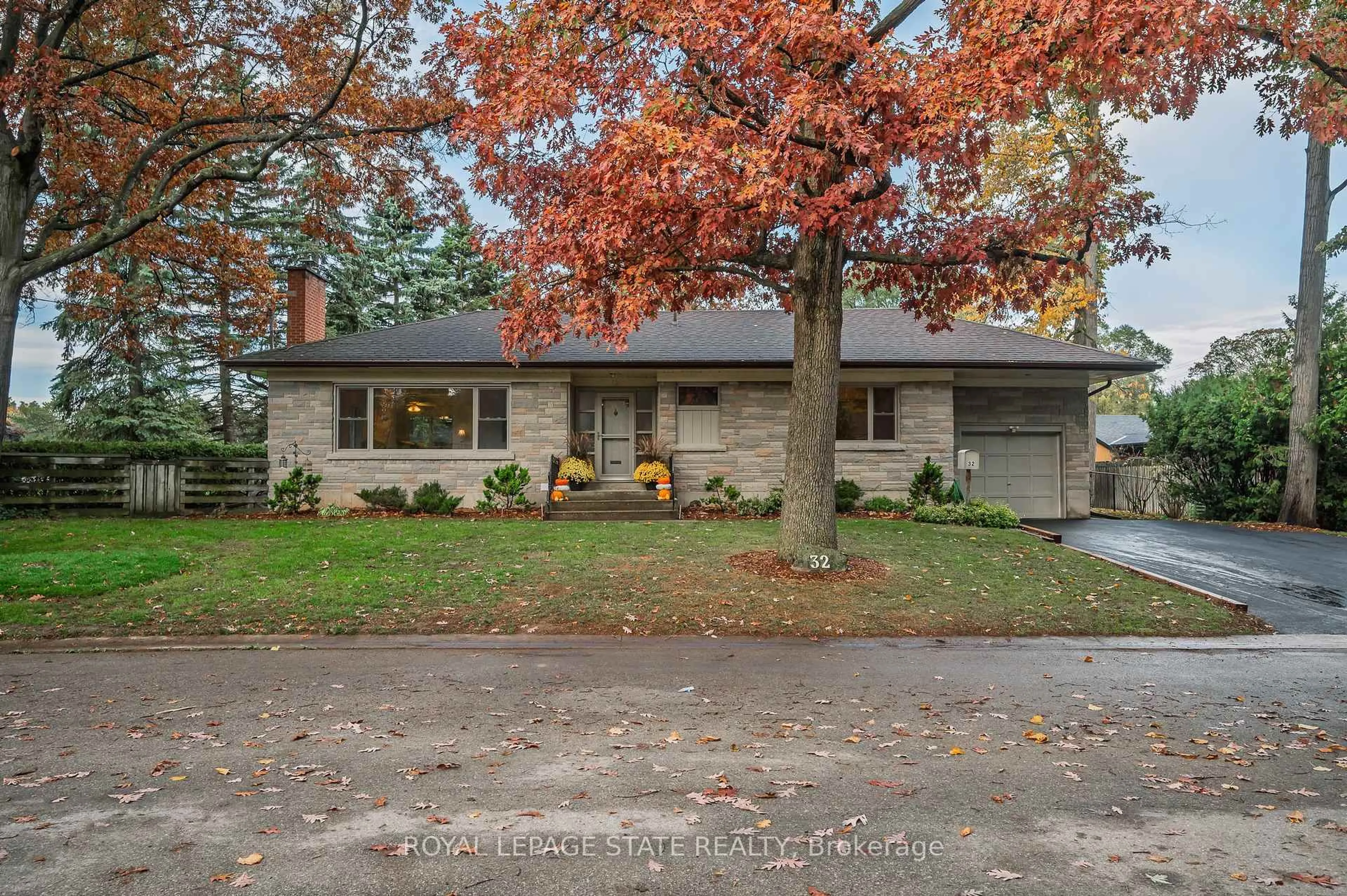 Home with brick exterior material, street for 32 Park Rd, Brantford Ontario N3S 6S8