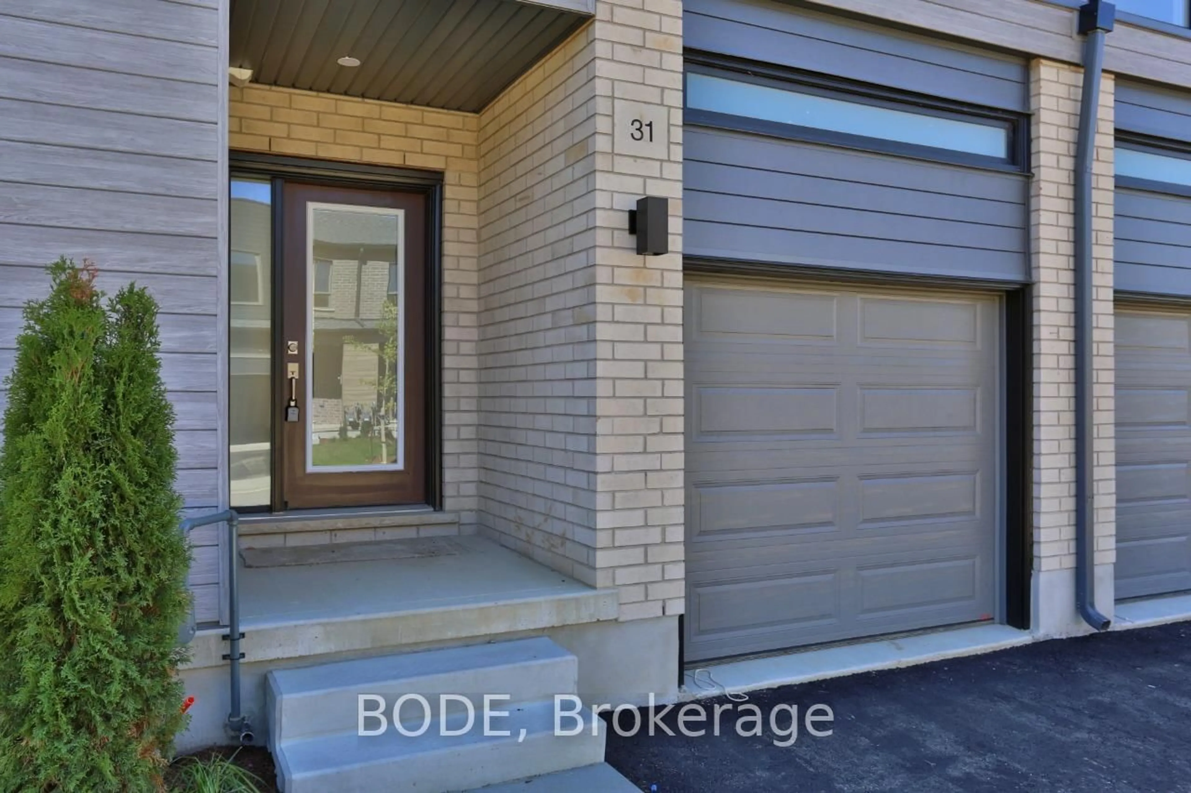 Unknown for 31 Oak Forest Common, Cambridge Ontario N1S 0E3