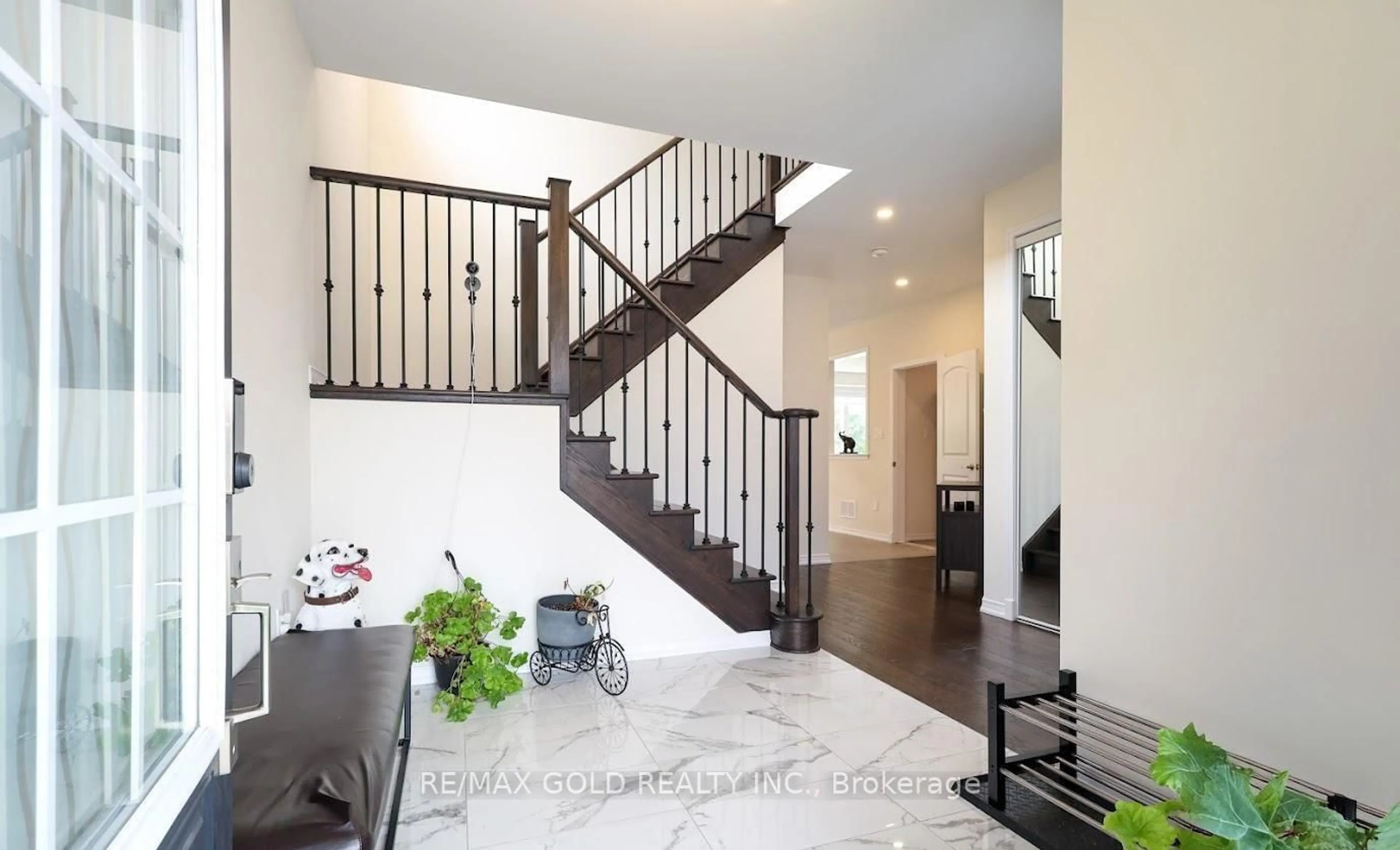 Indoor entryway for 7892 Odell Cres, Niagara Falls Ontario L2H 3R6