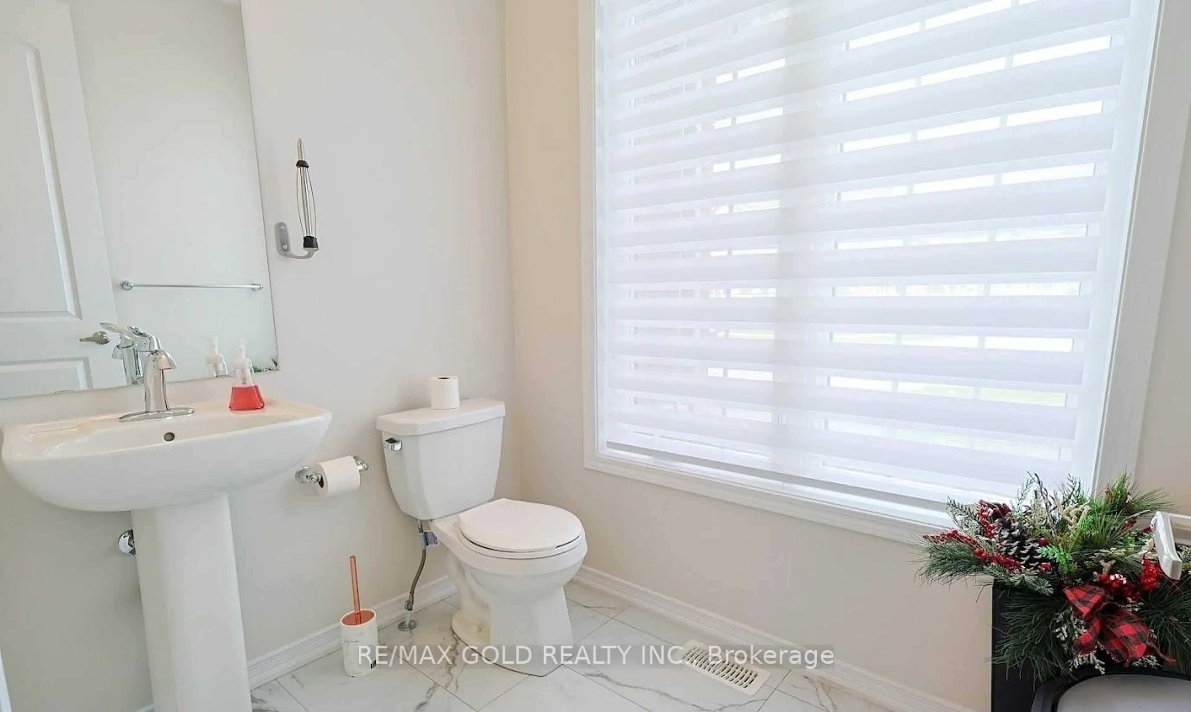 Standard bathroom, ceramic/tile floor for 7892 Odell Cres, Niagara Falls Ontario L2H 3R6