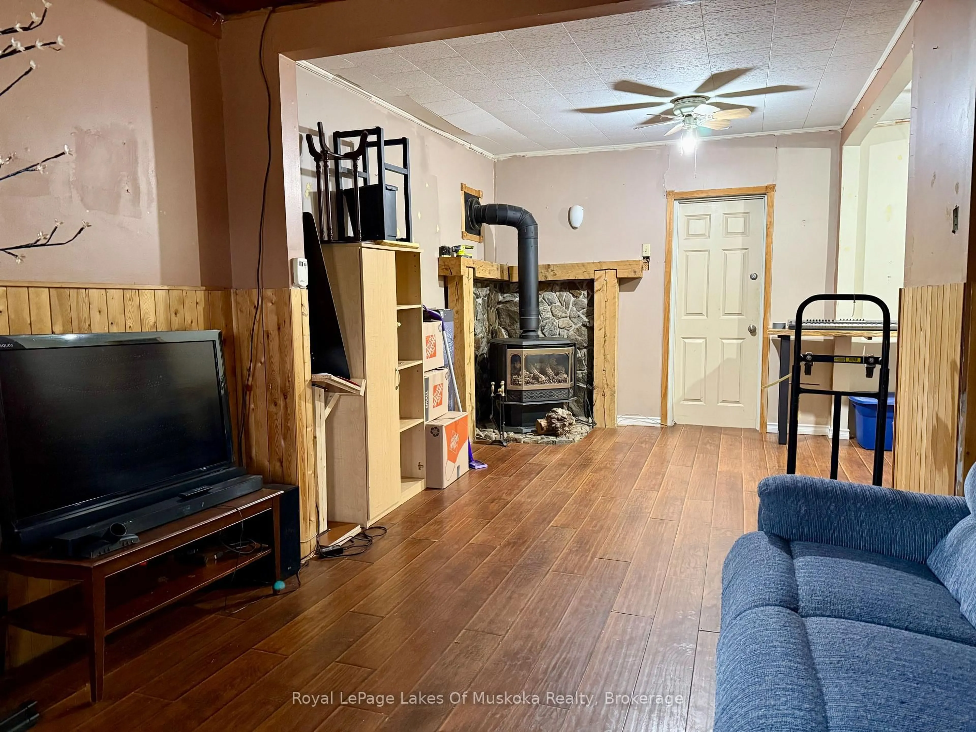 Living room with furniture, unknown for 134 Main St, Burk's Falls Ontario P0A 1C0