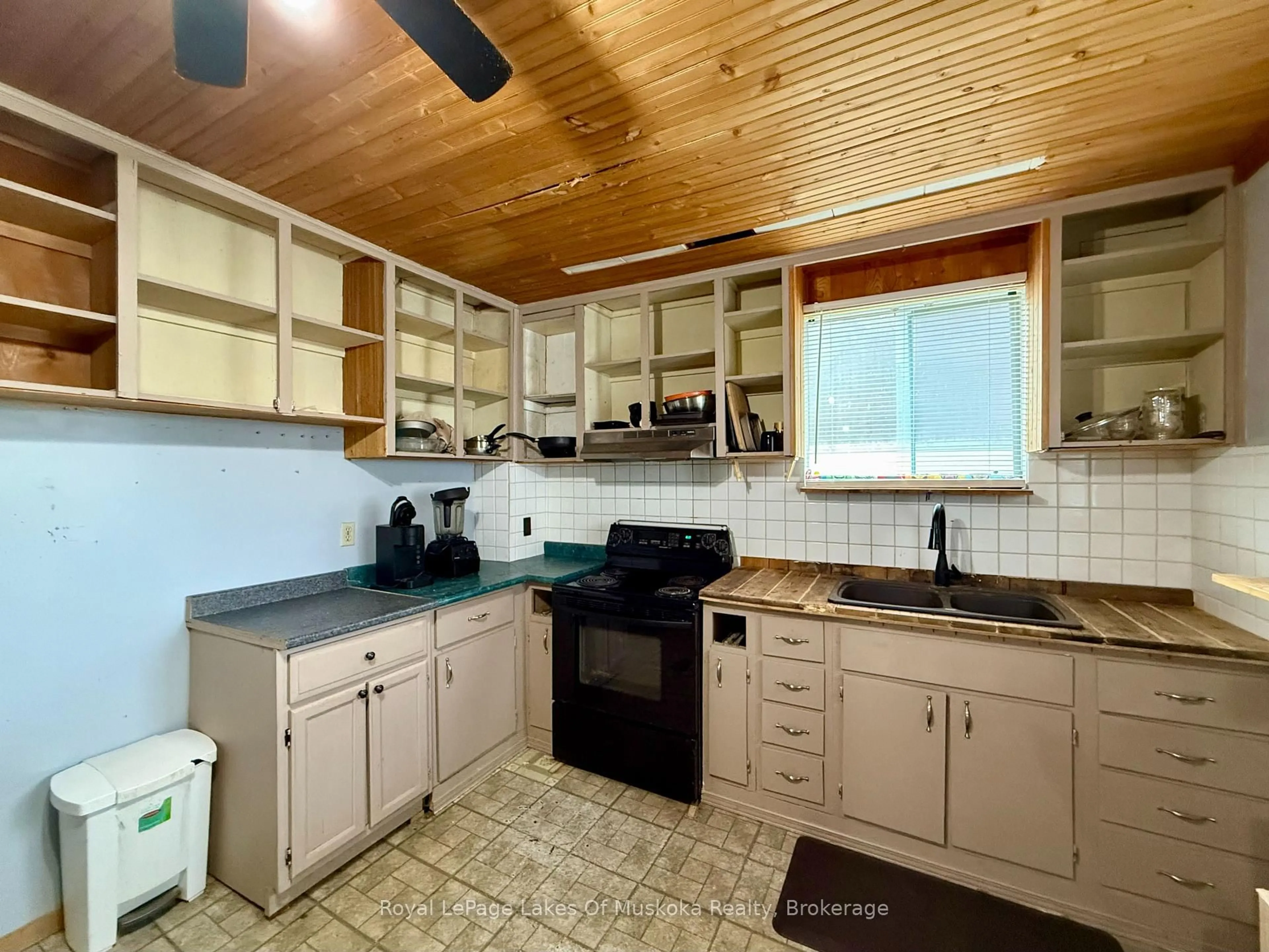 Standard kitchen, unknown for 134 Main St, Burk's Falls Ontario P0A 1C0