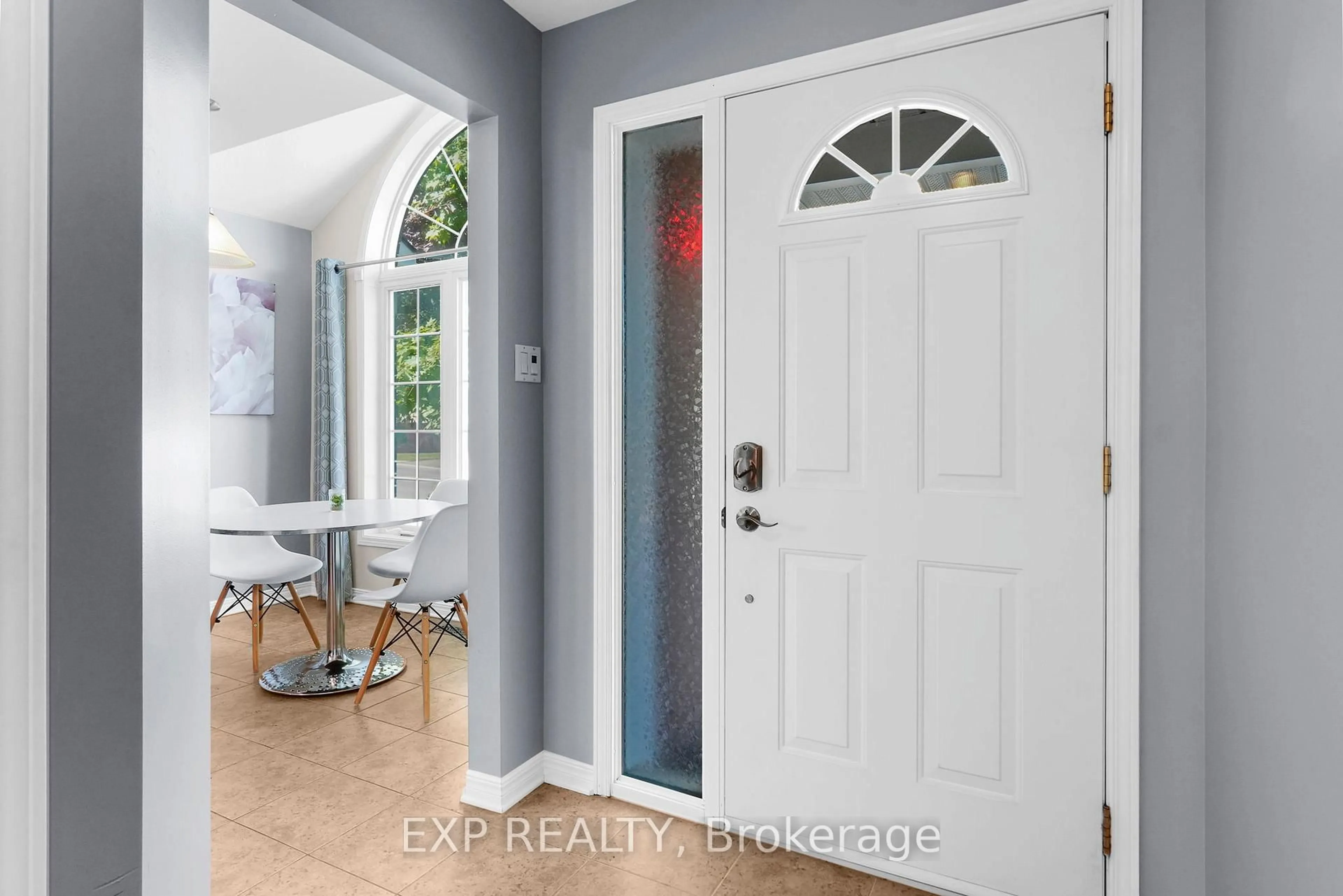 Indoor entryway for 114 ECHOWOODS Ave, Ottawa Ontario K2S 2E7