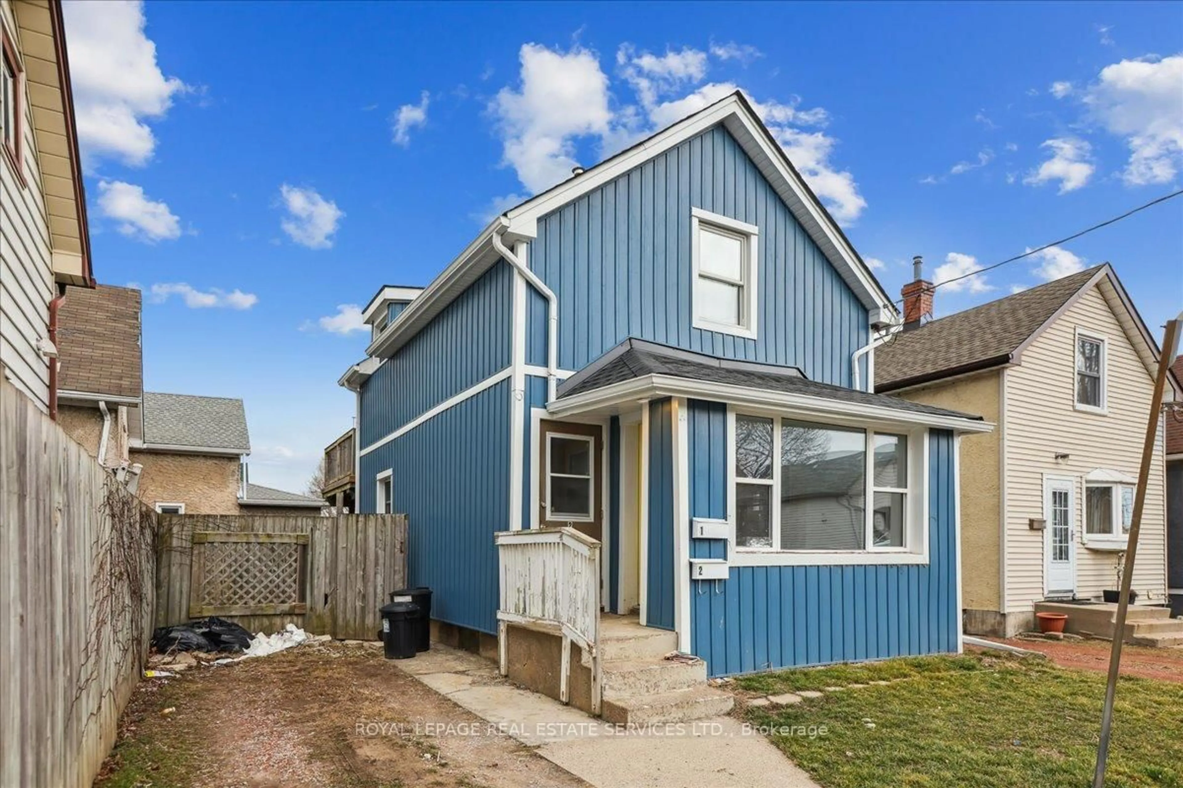 Home with vinyl exterior material, street for 19 Seneca St, St. Catharines Ontario L2R 2V1