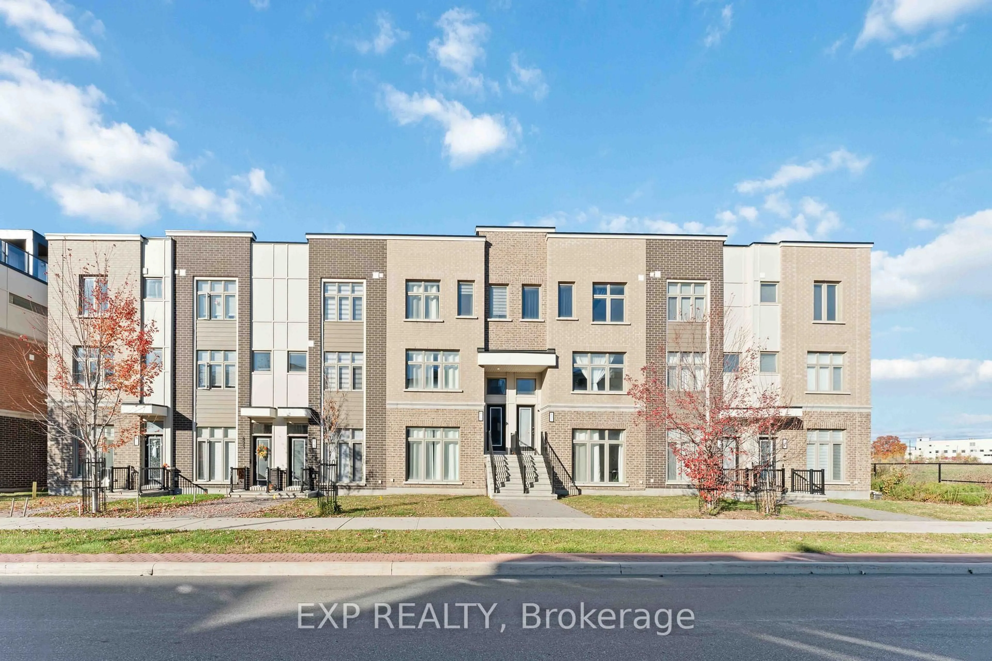 A pic from outside/outdoor area/front of a property/back of a property/a pic from drone, building for 829 Mikinak Rd, Ottawa Ontario K1K 4Z9