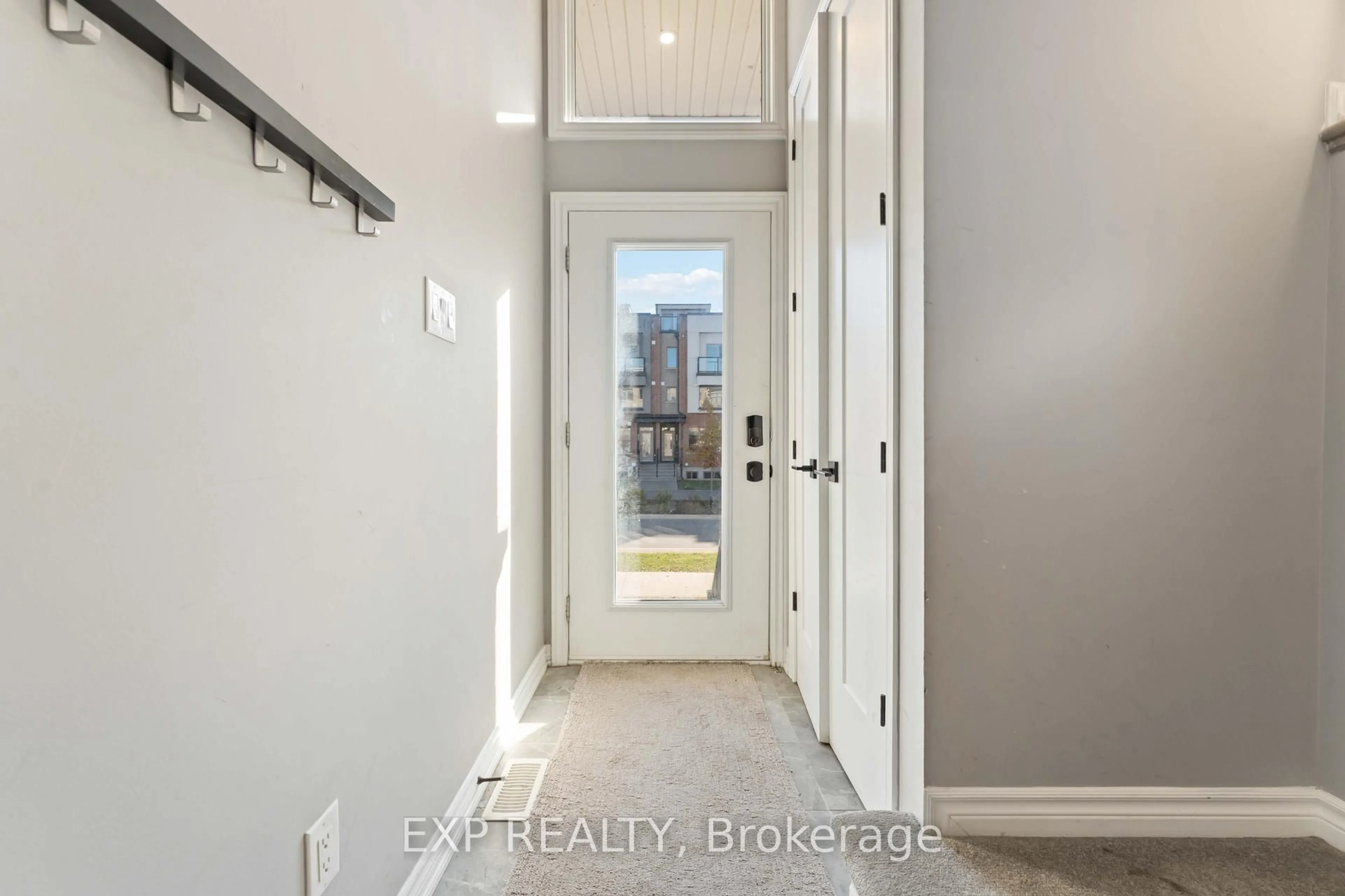 Indoor entryway for 829 Mikinak Rd, Ottawa Ontario K1K 4Z9