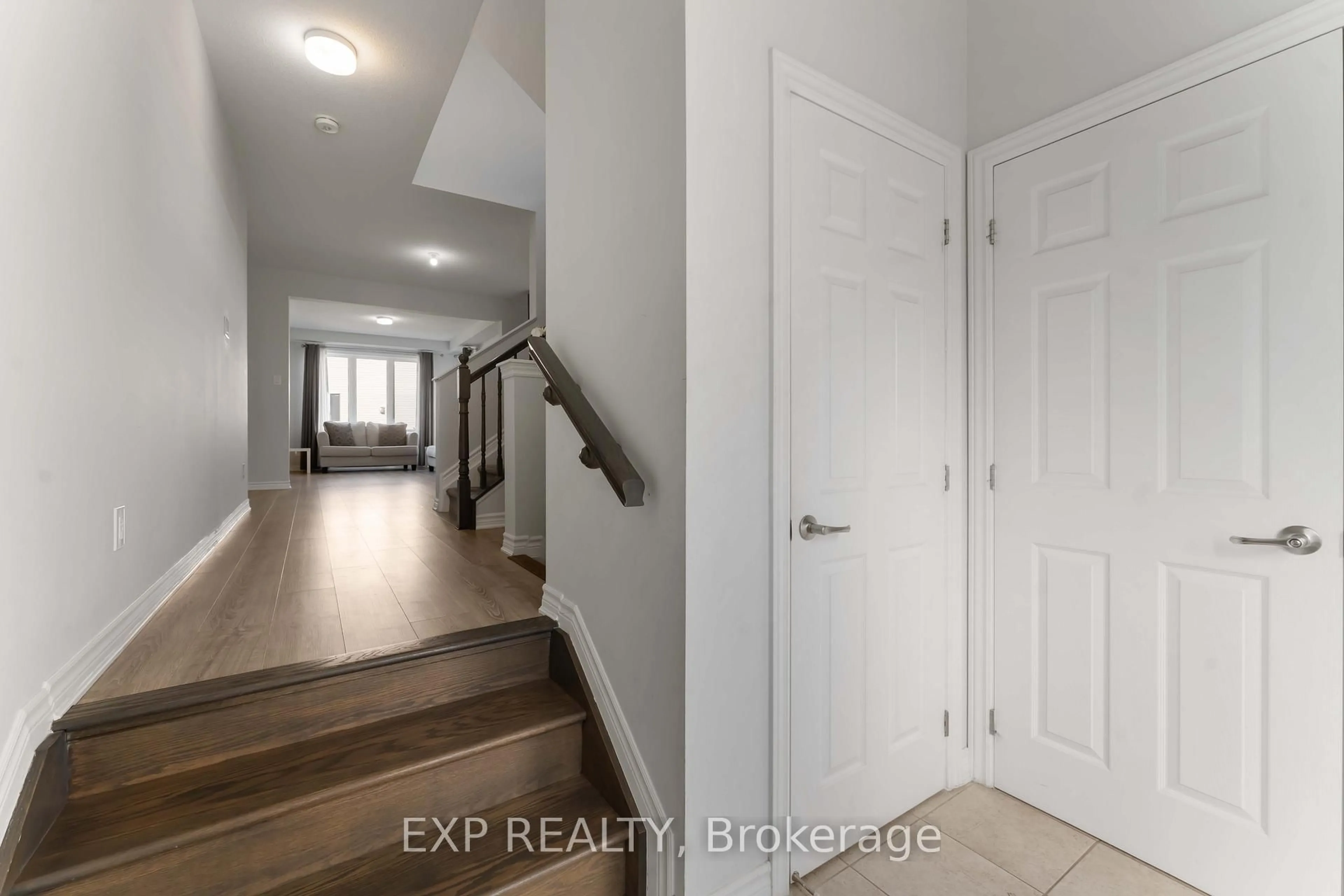 Indoor entryway for 42 Lentago Ave, Ottawa Ontario K2J 7A2
