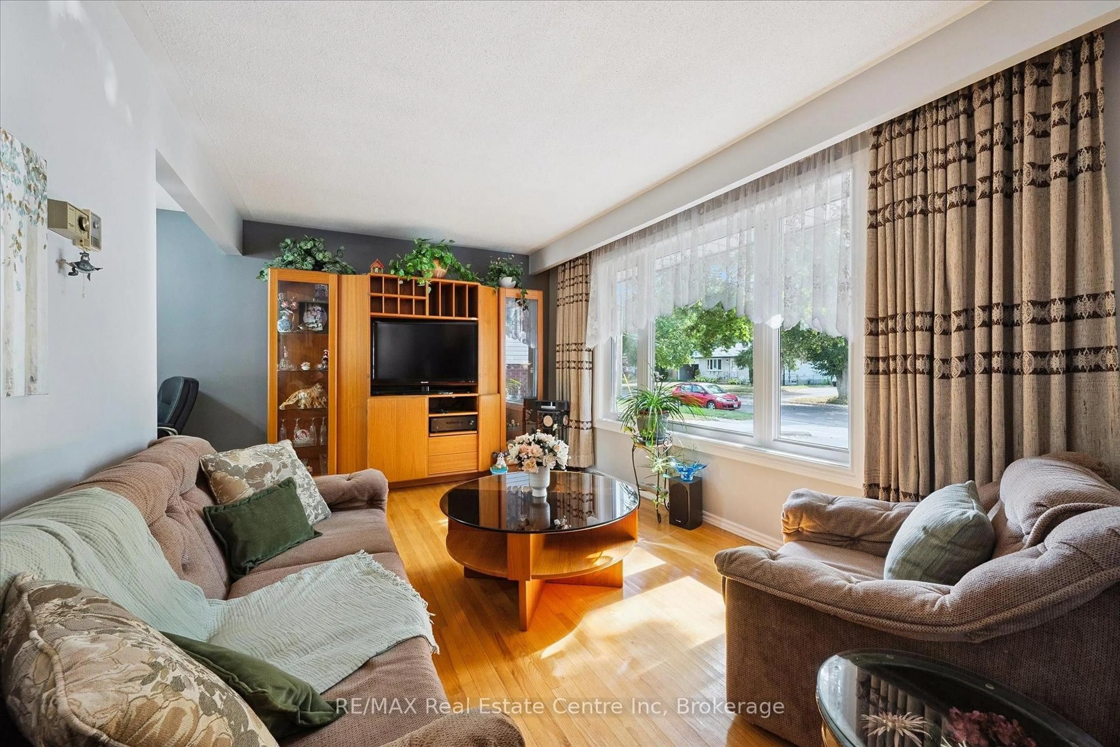 Living room with furniture, wood/laminate floor for 33 Hastings Blvd, Guelph Ontario N1E 4G3