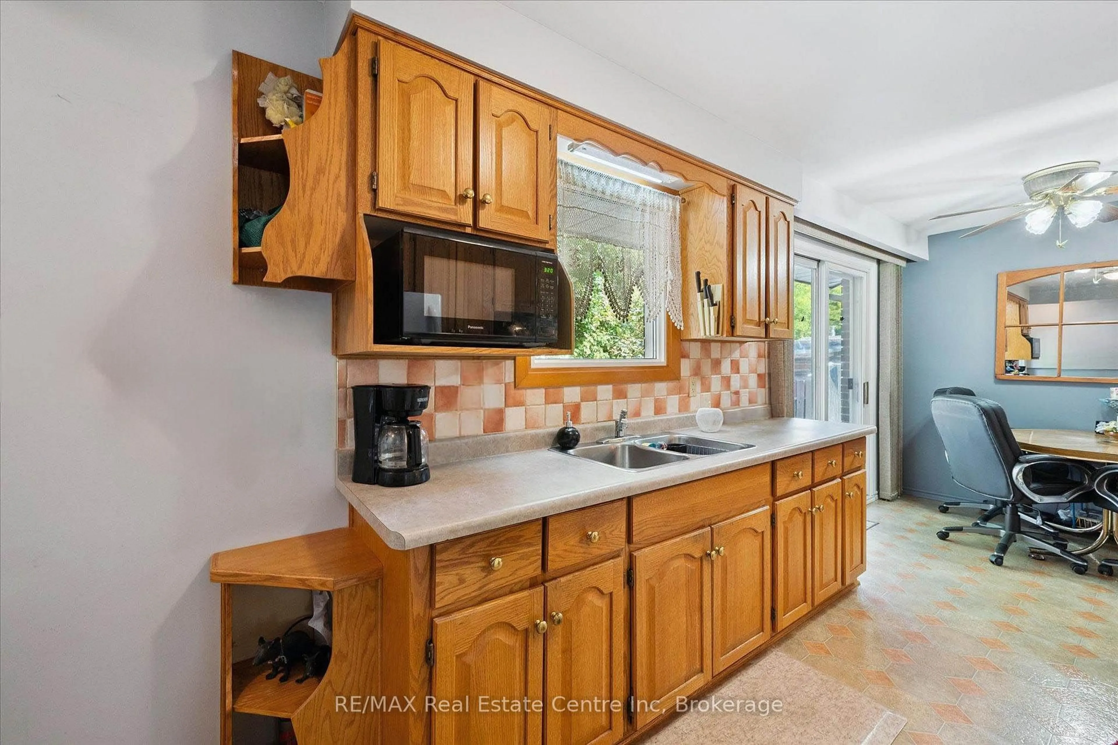 Standard kitchen, ceramic/tile floor for 33 Hastings Blvd, Guelph Ontario N1E 4G3