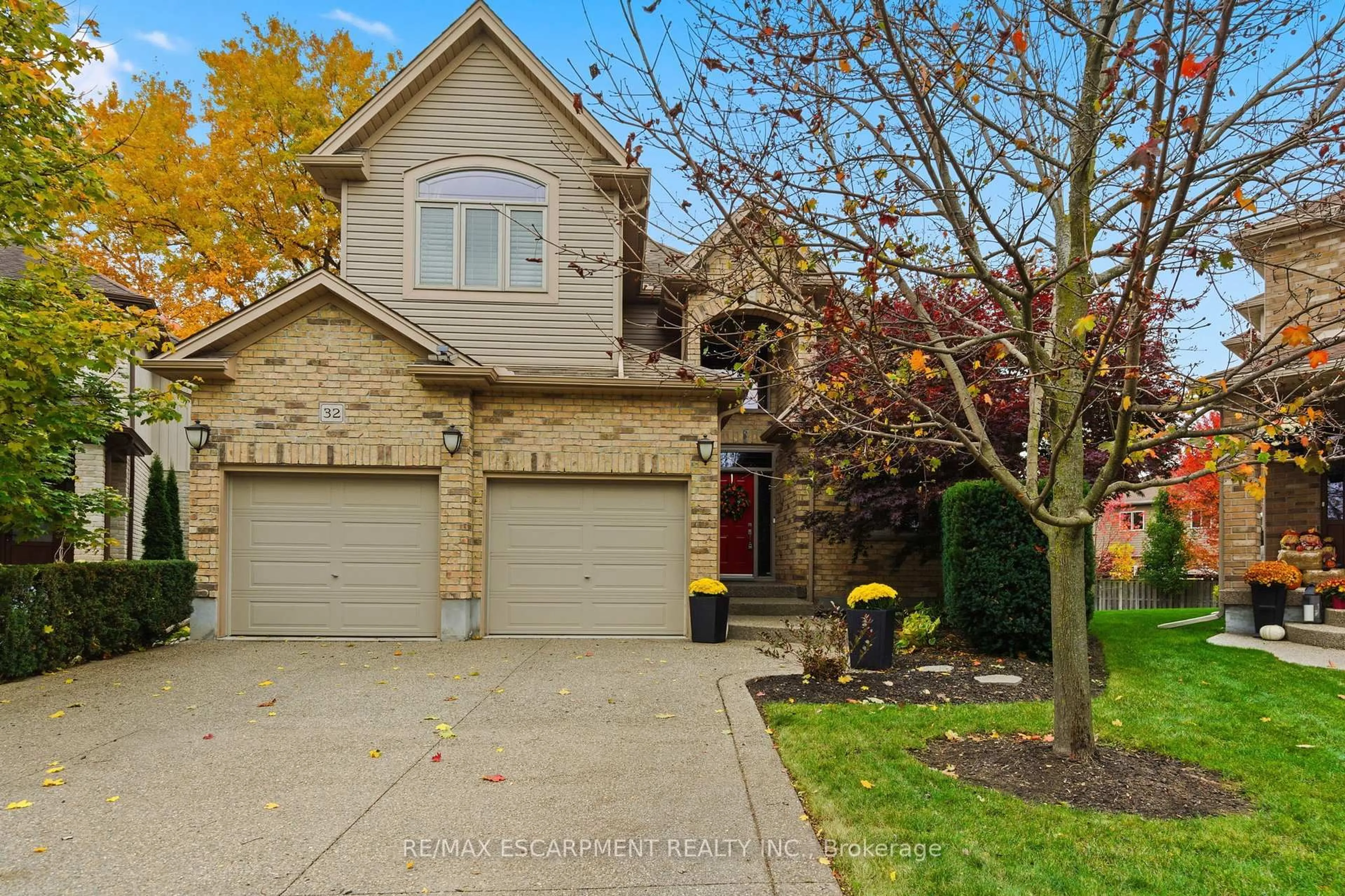 Home with brick exterior material, street for 32 Hinrichs Cres, Waterloo Ontario N1T 0A8