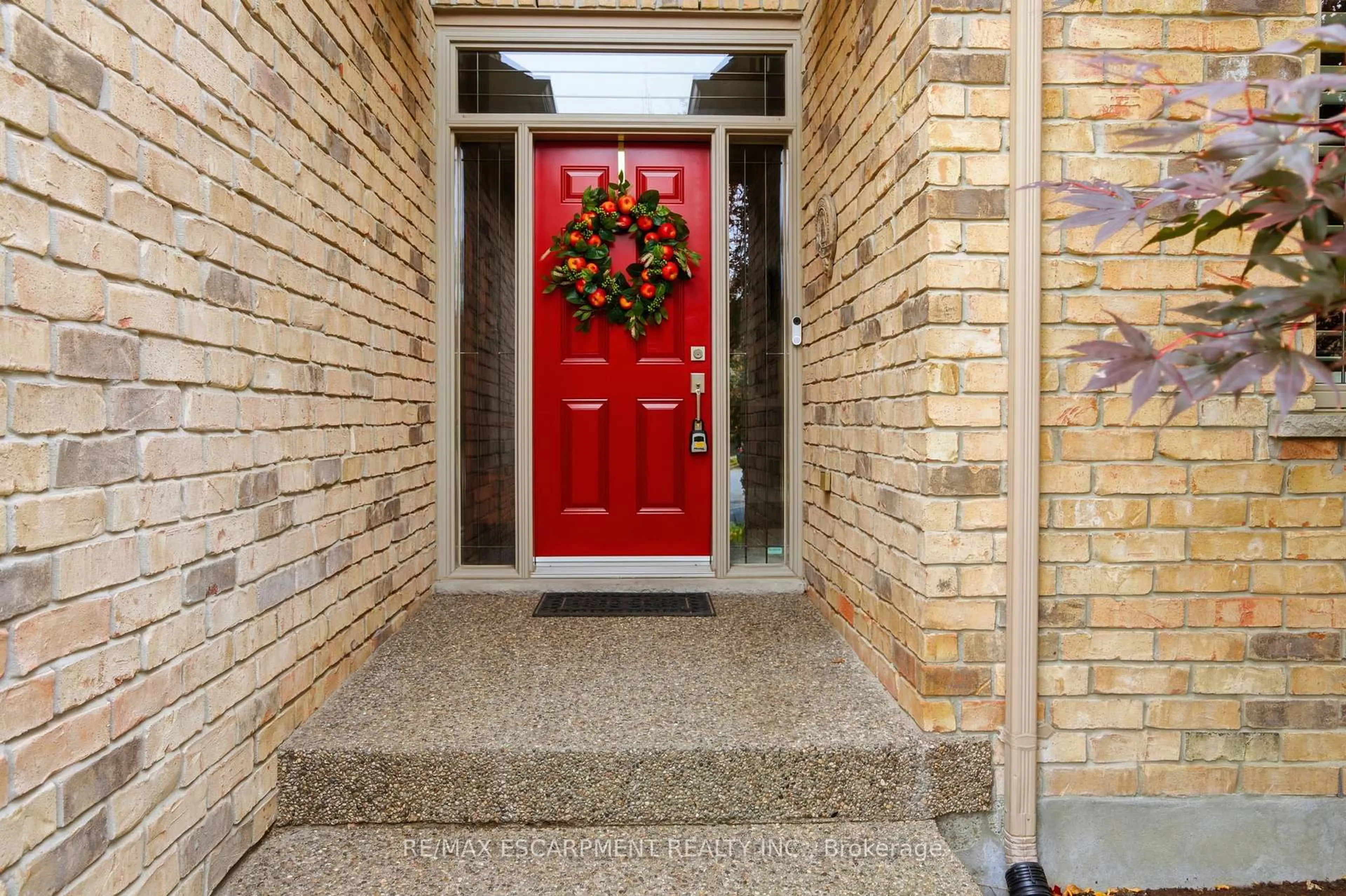 Indoor entryway for 32 Hinrichs Cres, Waterloo Ontario N1T 0A8