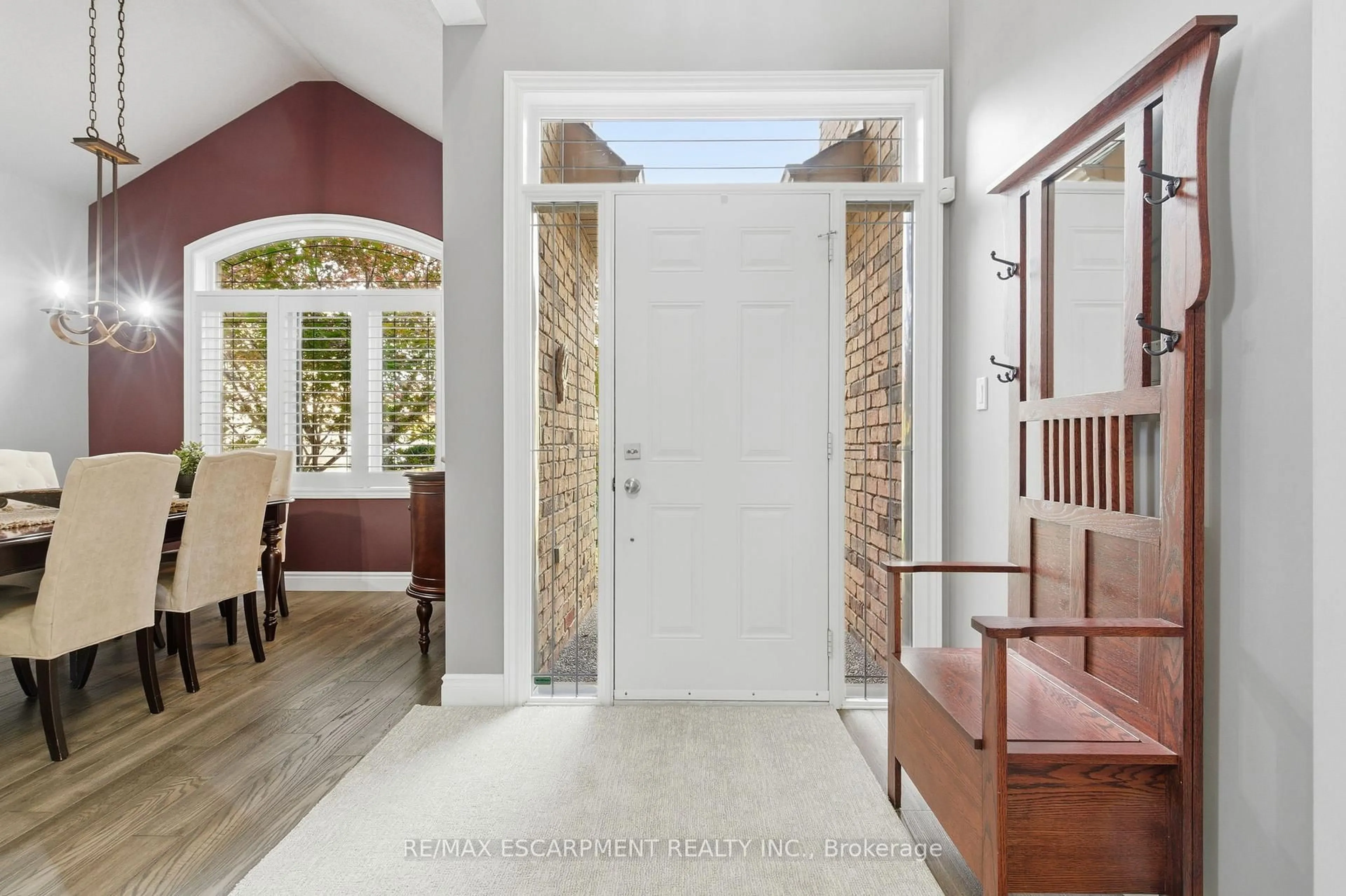 Indoor entryway for 32 Hinrichs Cres, Waterloo Ontario N1T 0A8