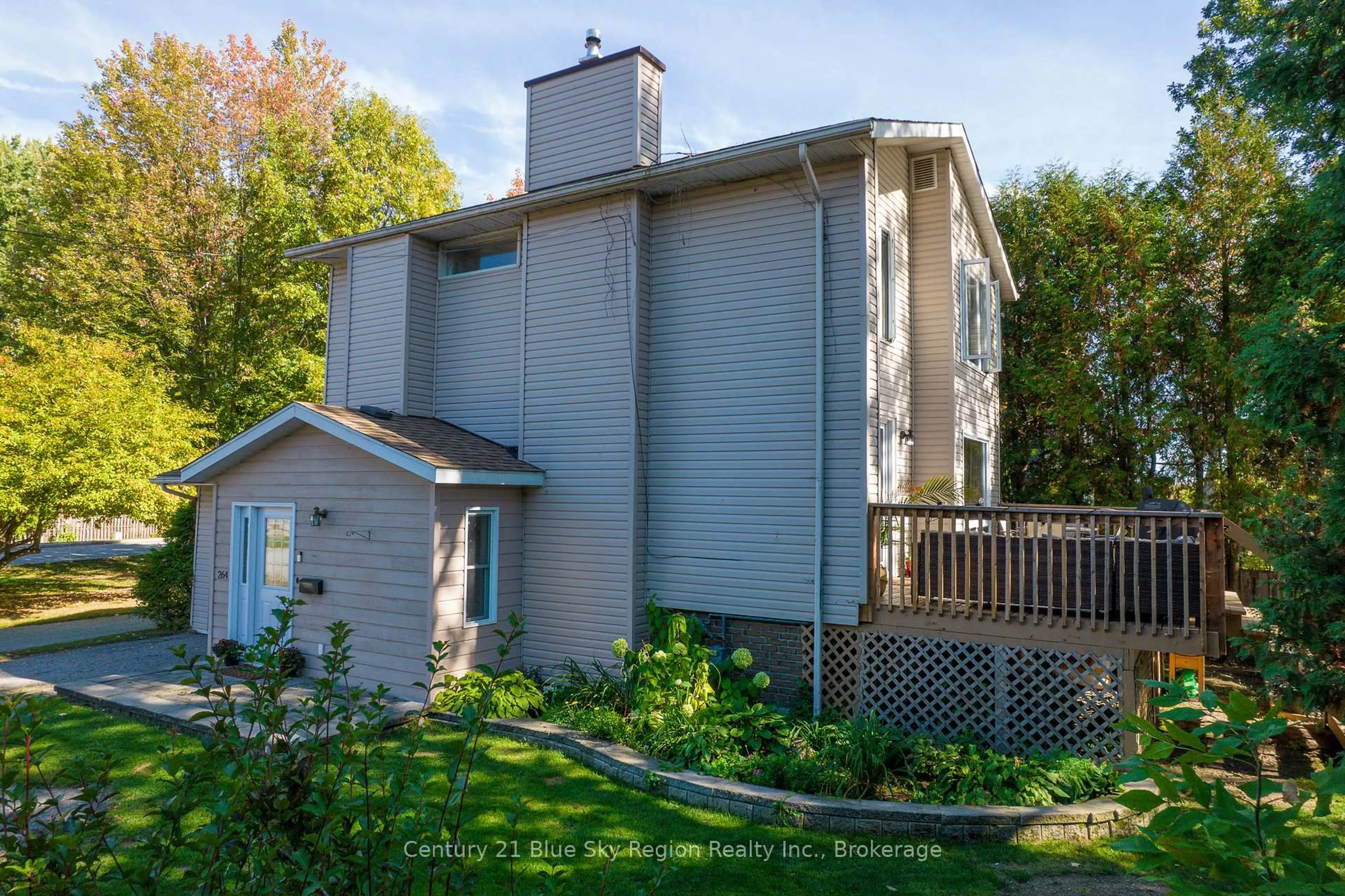 Home with vinyl exterior material, building for 264 Parsons Ave, North Bay Ontario P1A 1T2