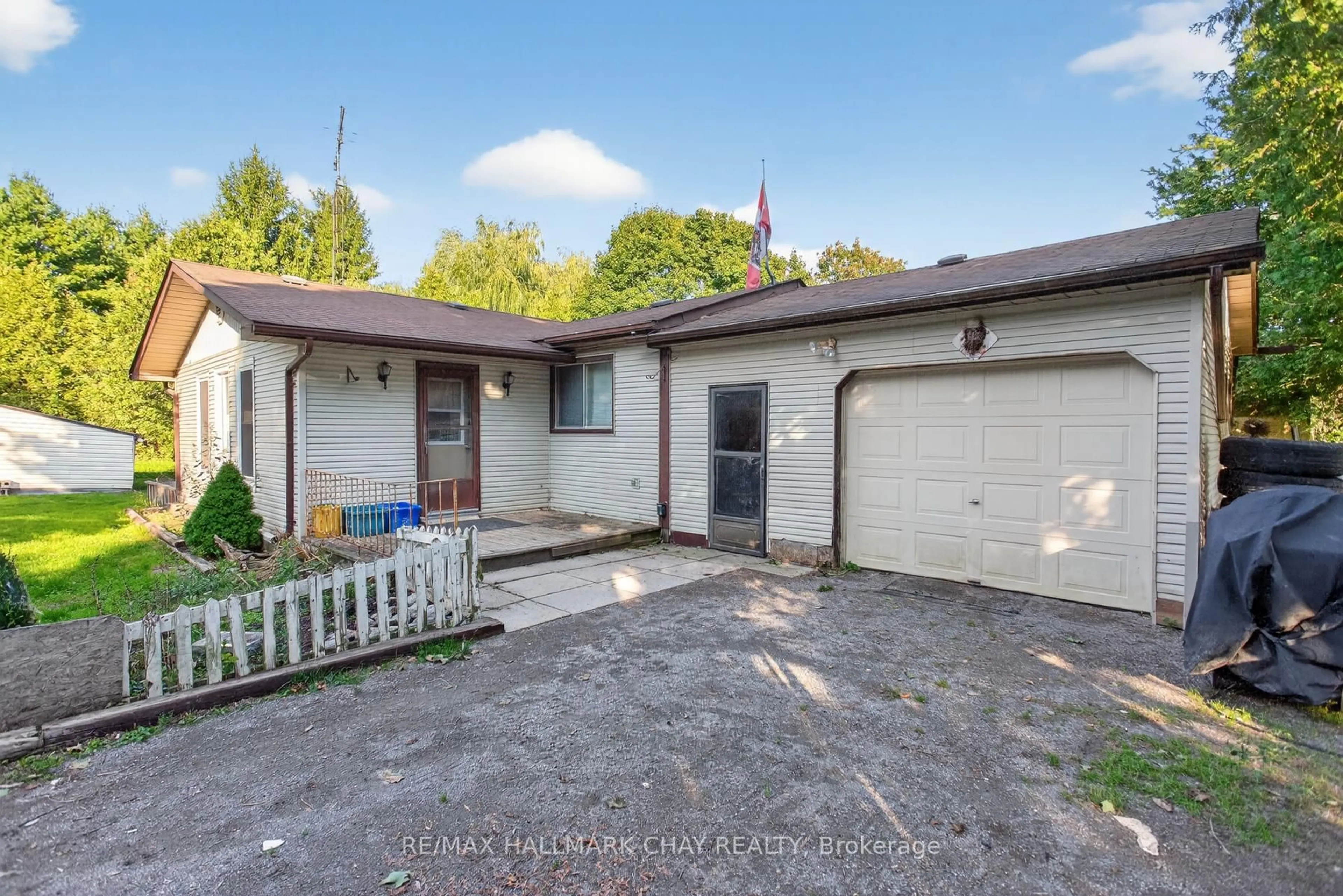 A pic from outside/outdoor area/front of a property/back of a property/a pic from drone, street for 916C Silverleaf Dr, Otonabee-South Monaghan Ontario K0L 1B0