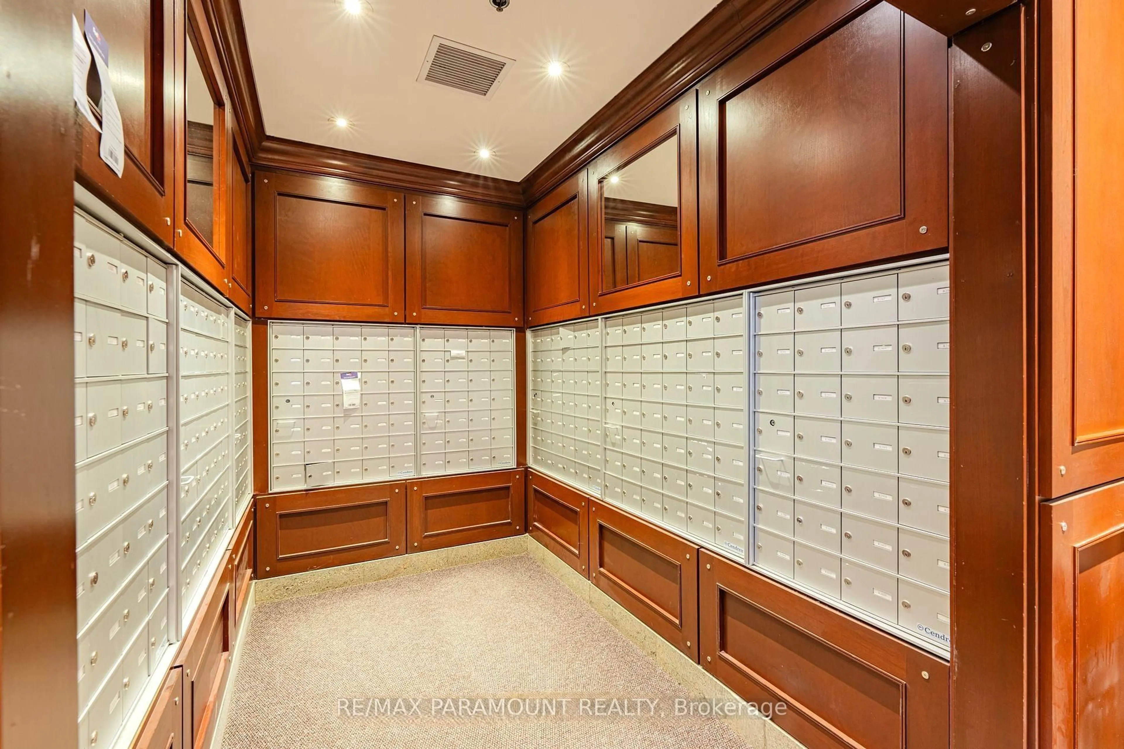 Indoor foyer for 234 RIDEAU St #404, Ottawa Ontario K1W 5X8