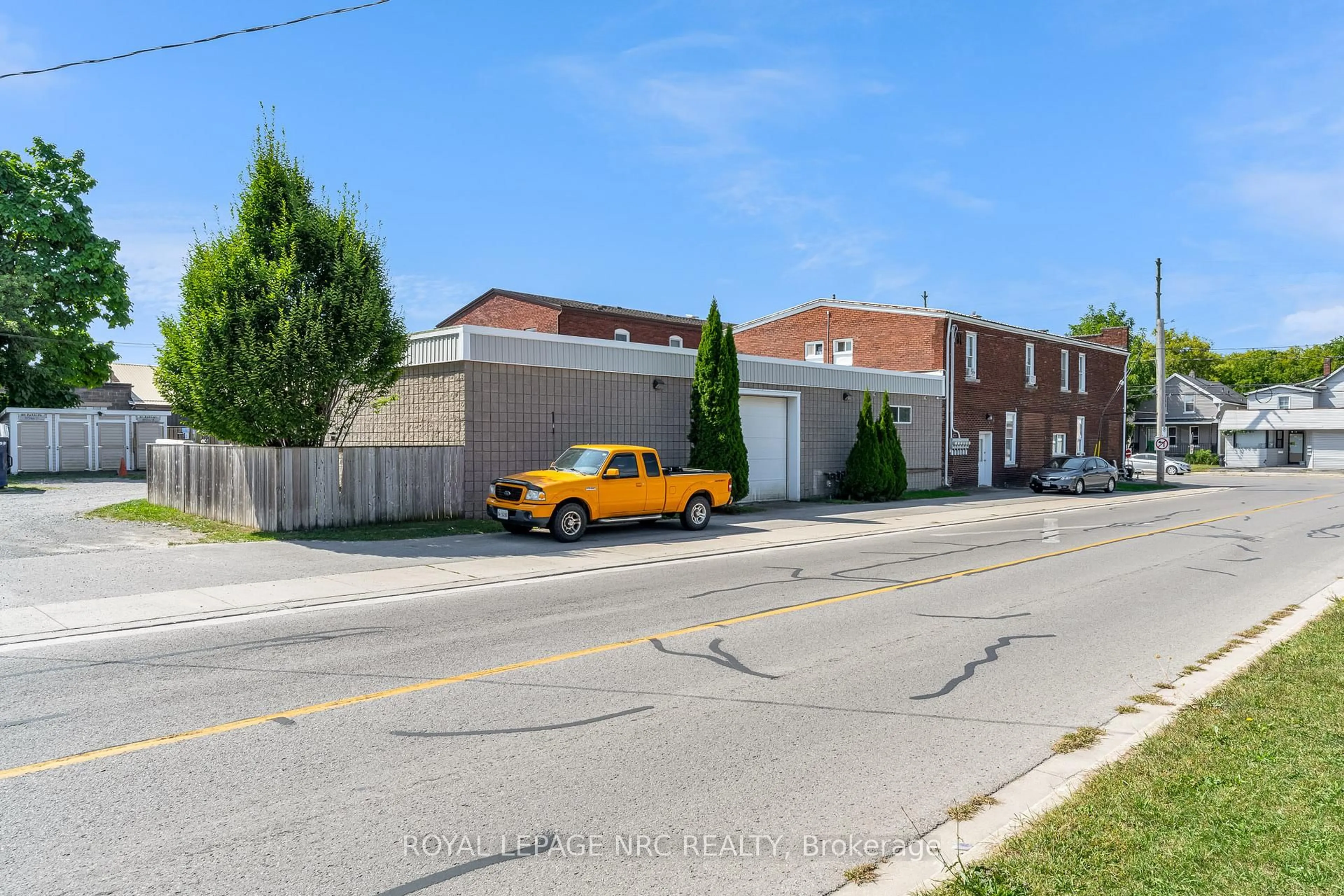 A pic from outside/outdoor area/front of a property/back of a property/a pic from drone, street for 192 Burgar St, Welland Ontario L3B 2T4