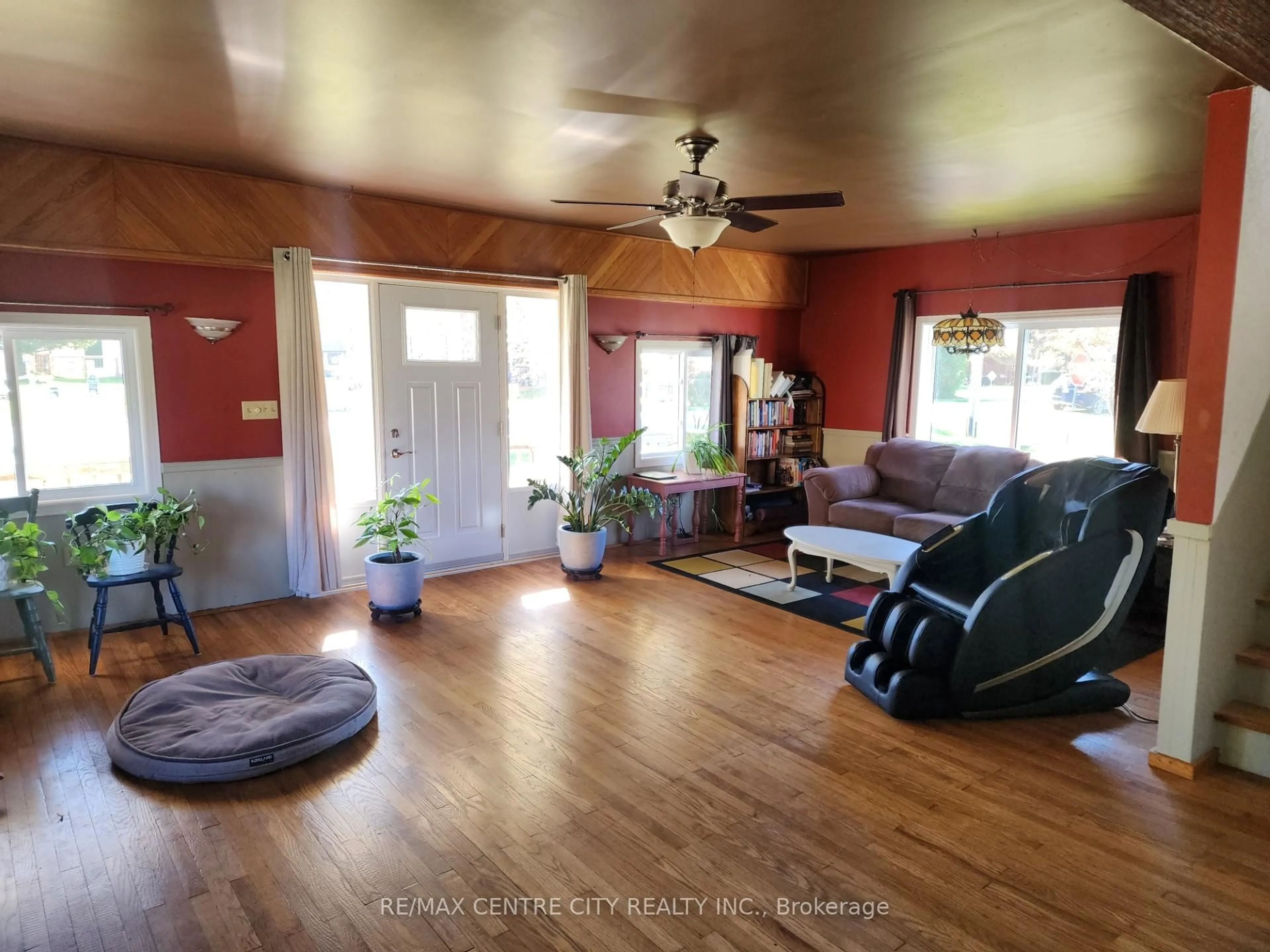 Living room with furniture, unknown for 33168 BACK St, Dutton/Dunwich Ontario N0L 1P0