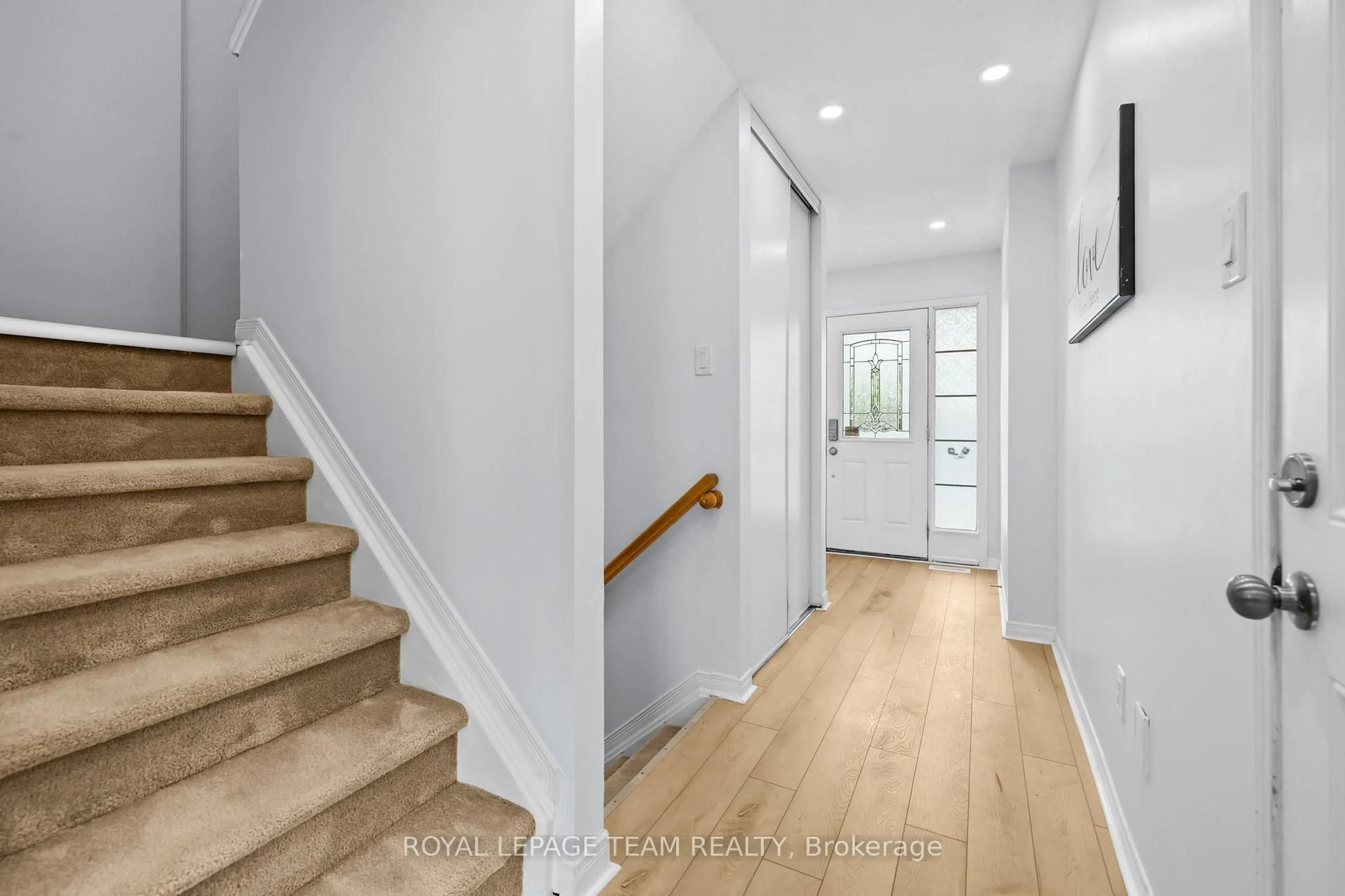 Indoor entryway for 381 Moffatt Pond Crt, Ottawa Ontario K2J 0C9