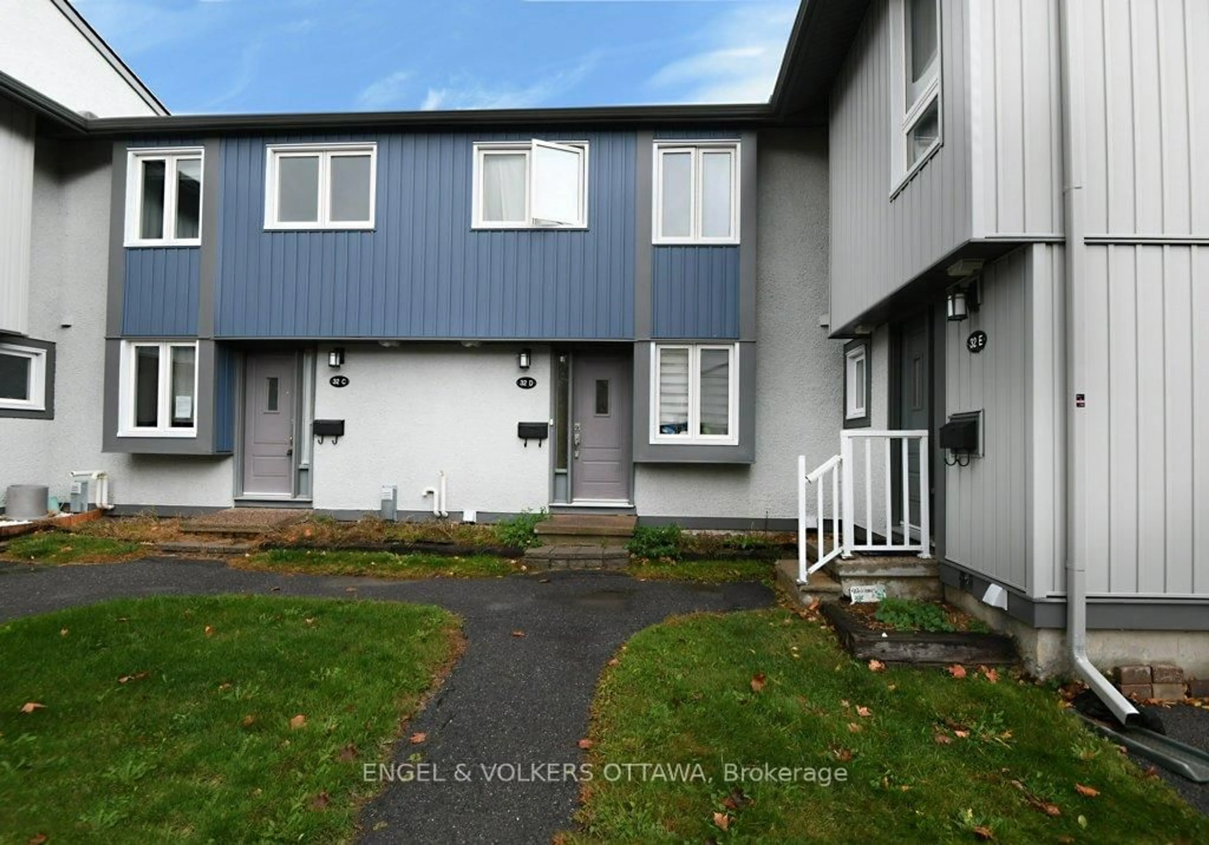 A pic from outside/outdoor area/front of a property/back of a property/a pic from drone, street for 32D Benlea Dr, Ottawa Ontario K2G 4A8