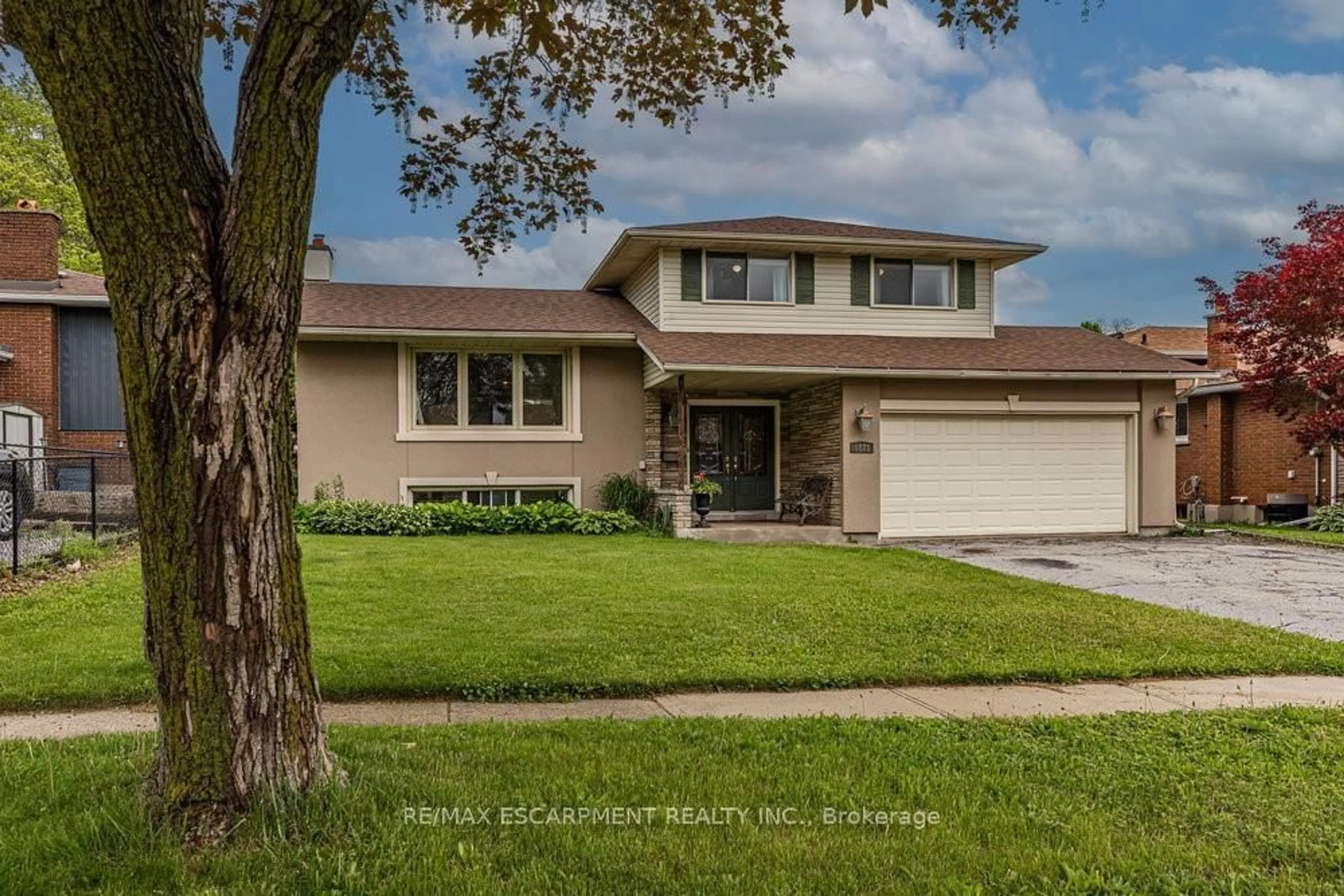 Home with vinyl exterior material, street for 6871 Corwin Cres, Niagara Falls Ontario L2G 2M9