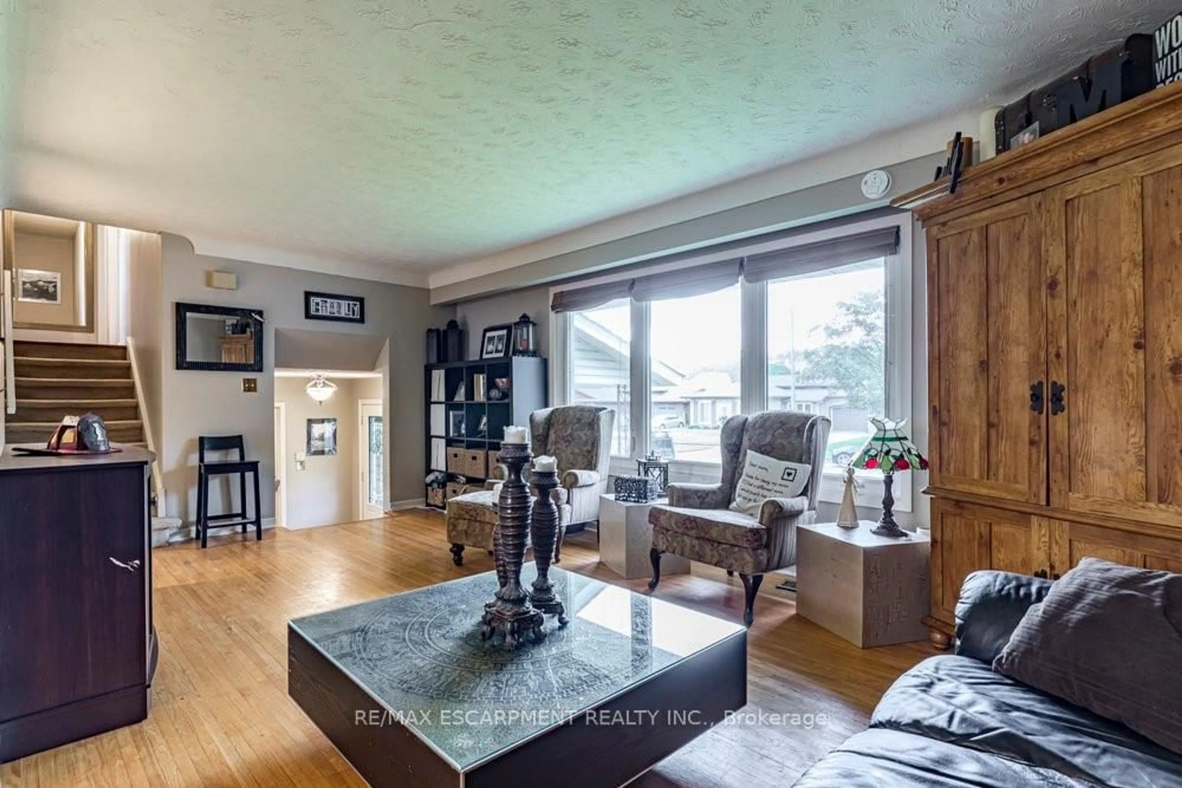 Living room with furniture, wood/laminate floor for 6871 Corwin Cres, Niagara Falls Ontario L2G 2M9