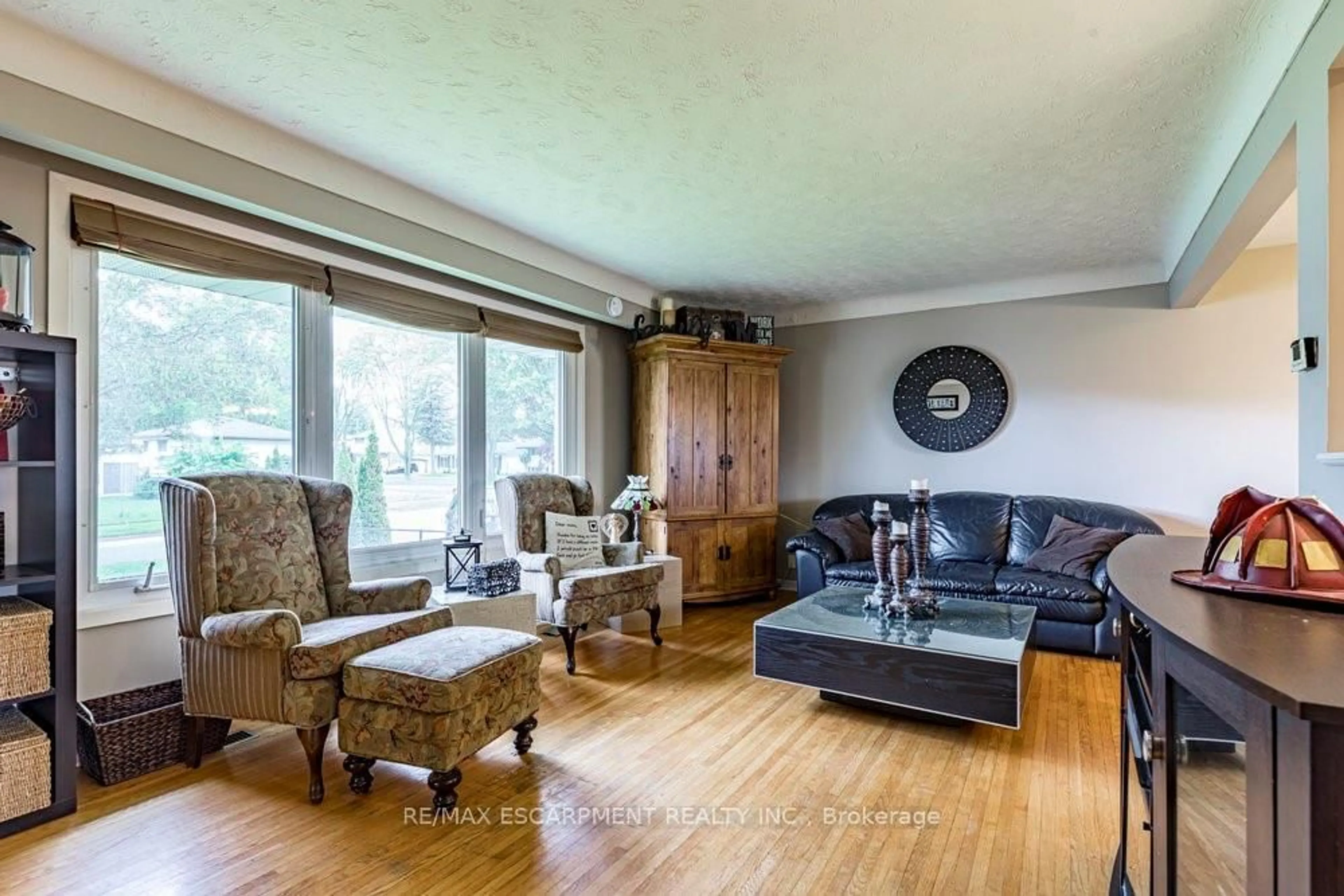 Living room with furniture, wood/laminate floor for 6871 Corwin Cres, Niagara Falls Ontario L2G 2M9