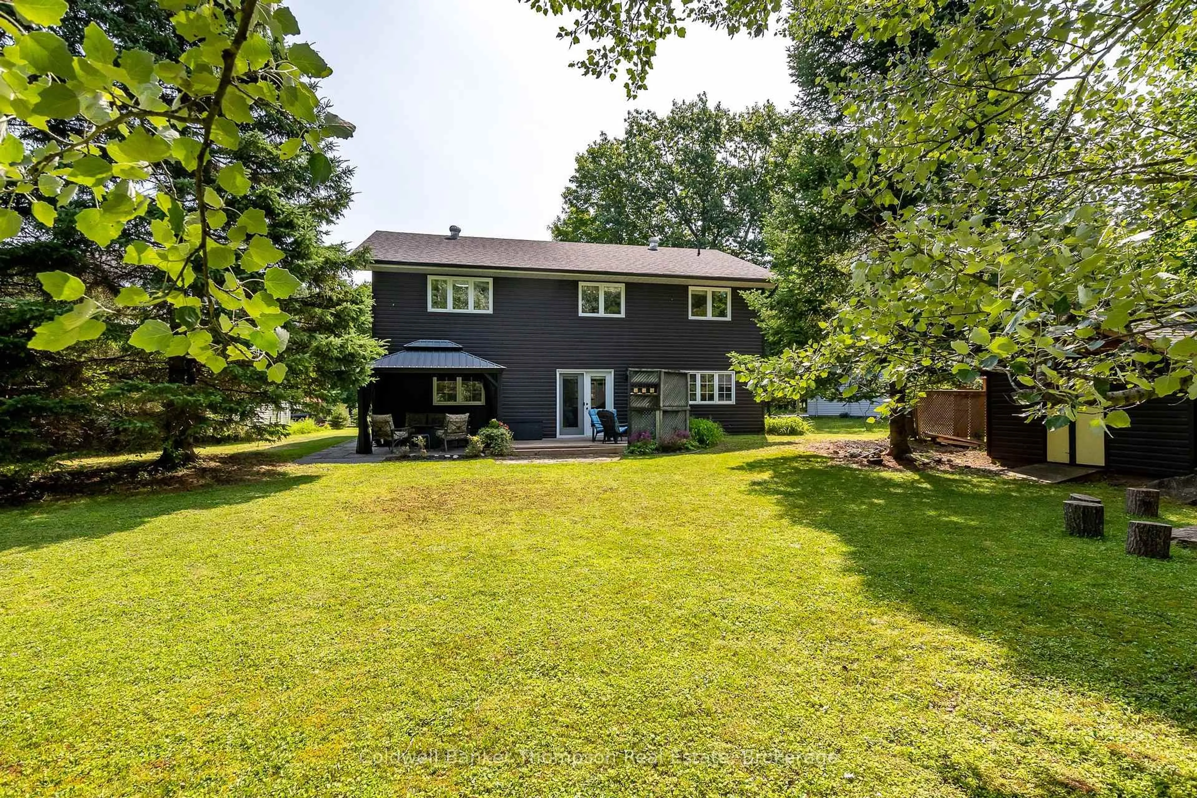 A pic from outside/outdoor area/front of a property/back of a property/a pic from drone, unknown for 19 Beechwood Path, Huntsville Ontario P1H 1S6