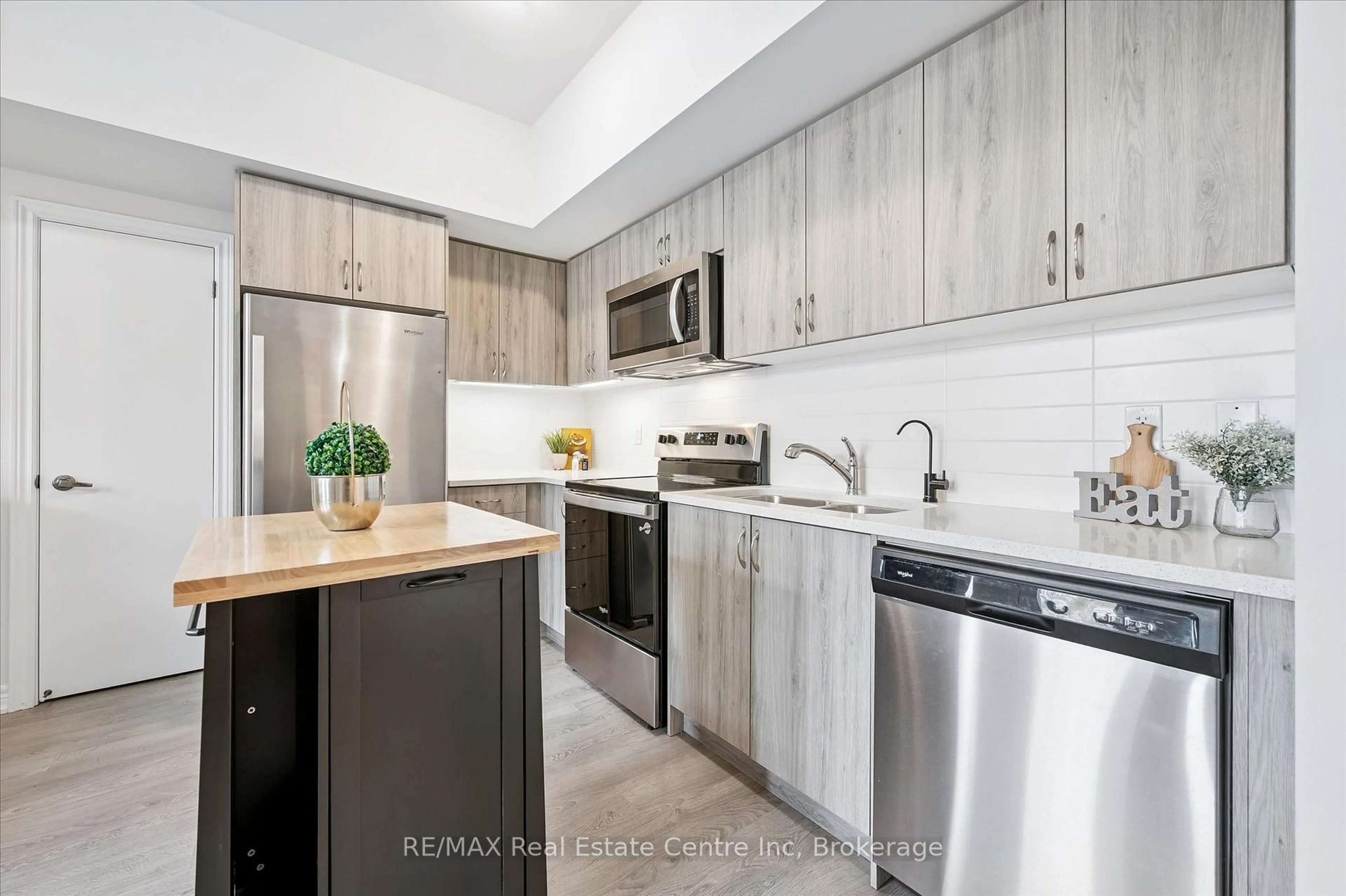 Standard kitchen, ceramic/tile floor for 252 Law Dr, Guelph Ontario N1E 0P6