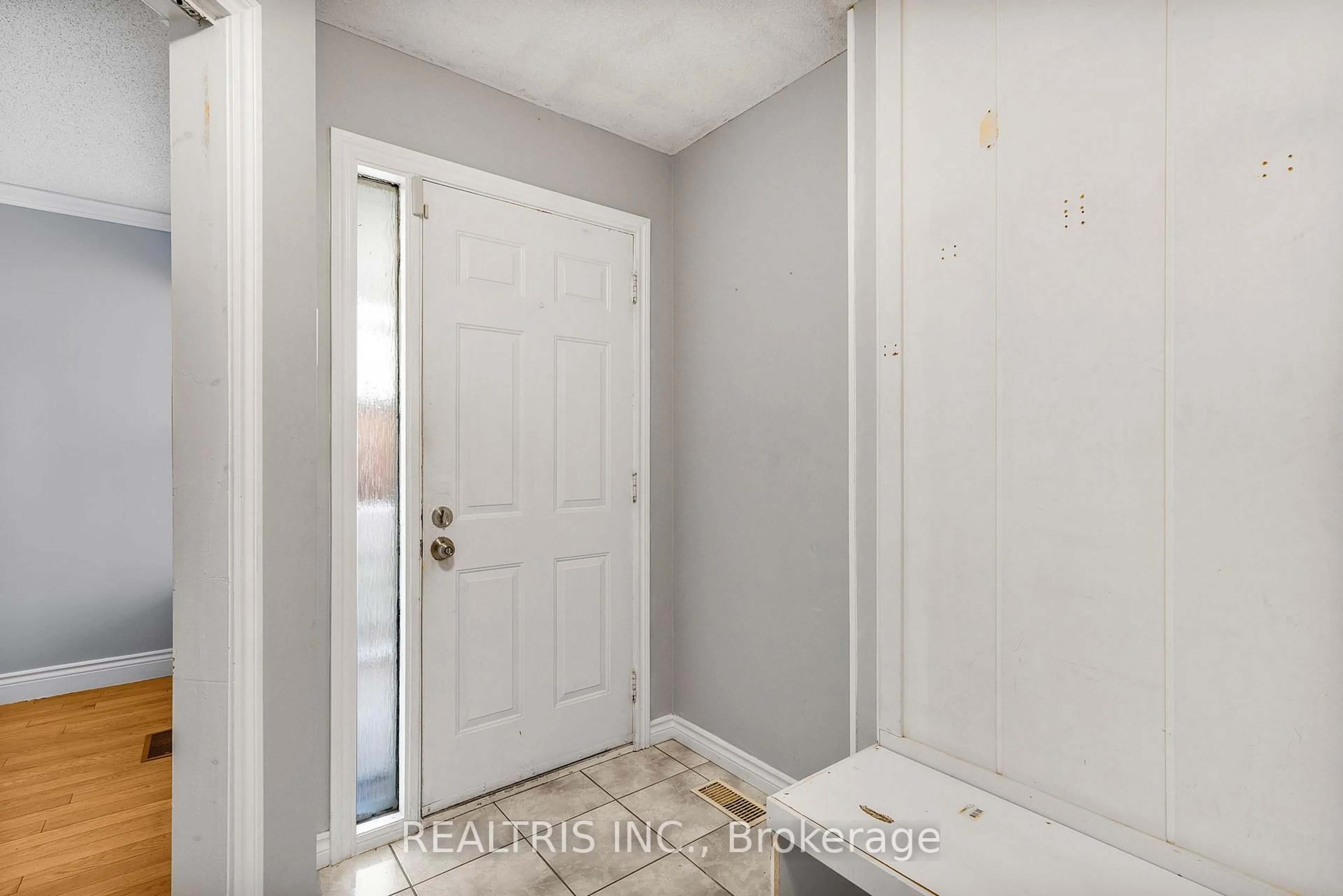Indoor entryway for 1905 DES EPINETTES Ave, Ottawa Ontario K1C 6P6