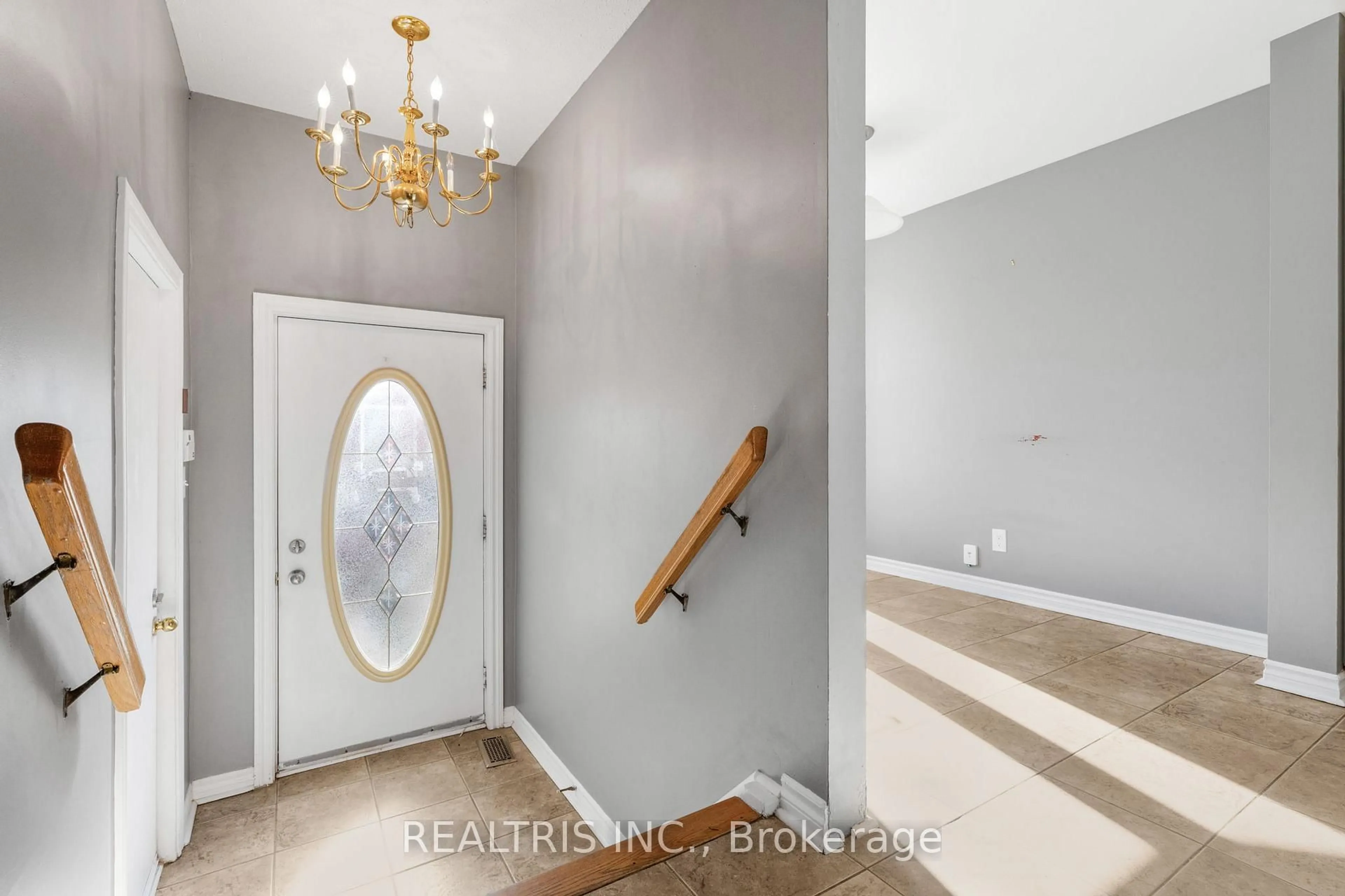Indoor entryway for 1598 Meadowfield Pl, Orleans Ontario K1C 5V6