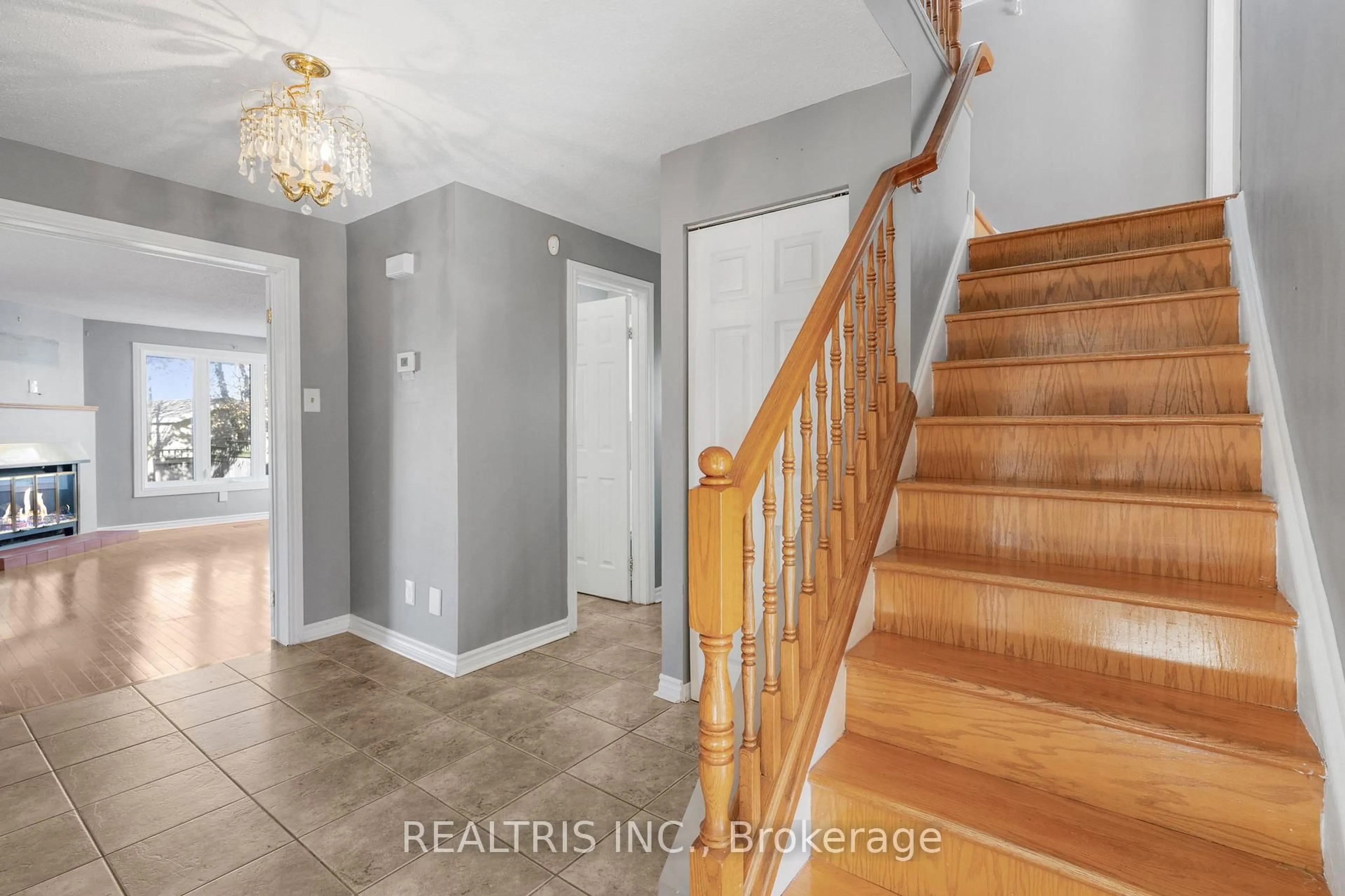 Indoor entryway for 1598 Meadowfield Pl, Orleans Ontario K1C 5V6