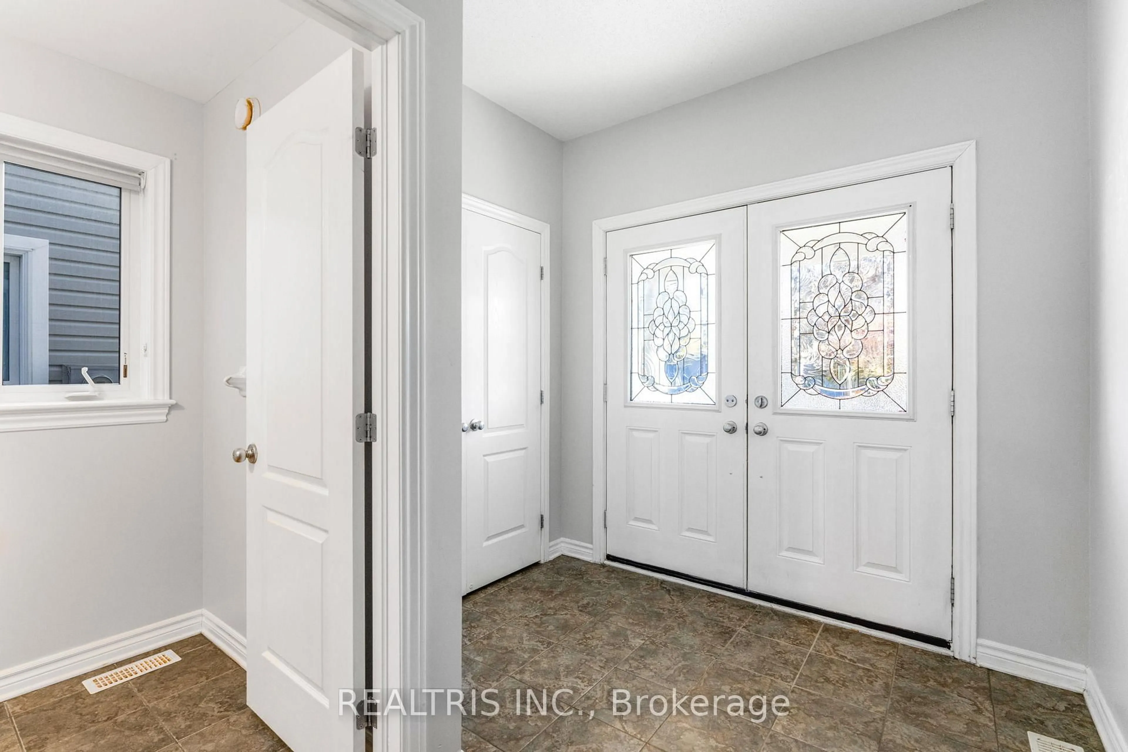 Indoor entryway for 471 Creekview Way, Ottawa Ontario K1T 0J4