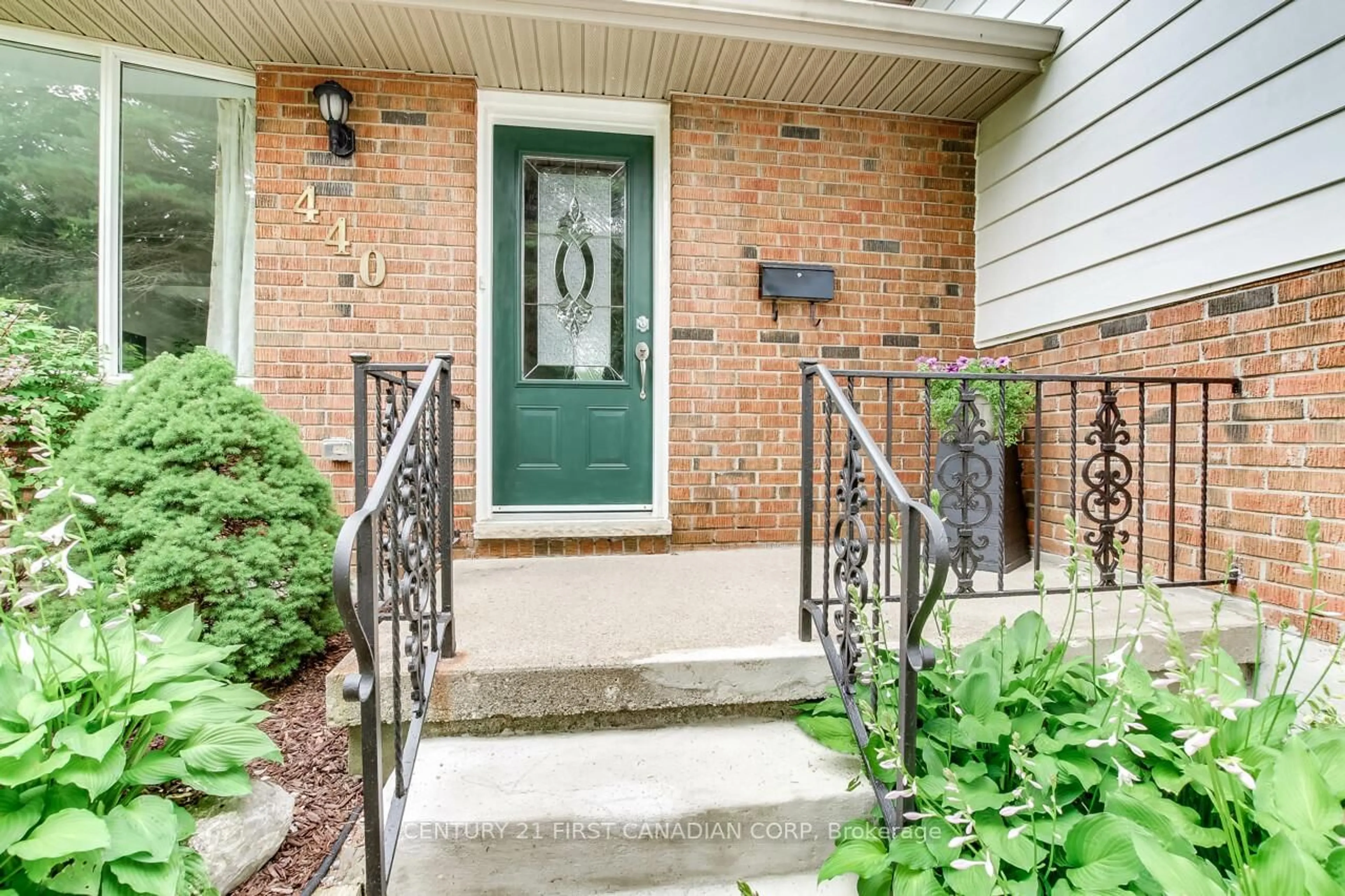 Indoor entryway for 440 Castlegrove Blvd, London North Ontario N6G 1K8