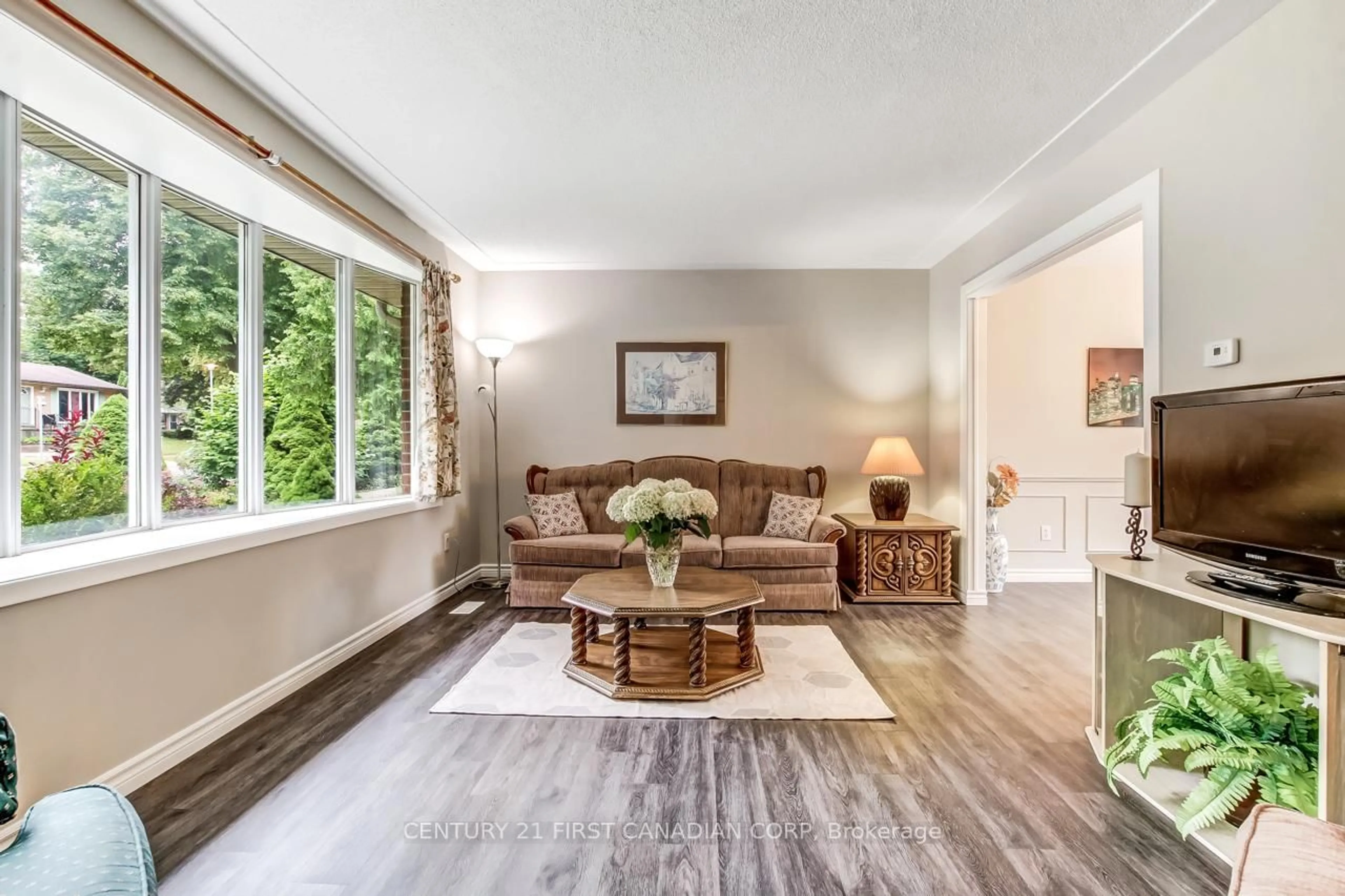 Living room with furniture, wood/laminate floor for 440 Castlegrove Blvd, London North Ontario N6G 1K8