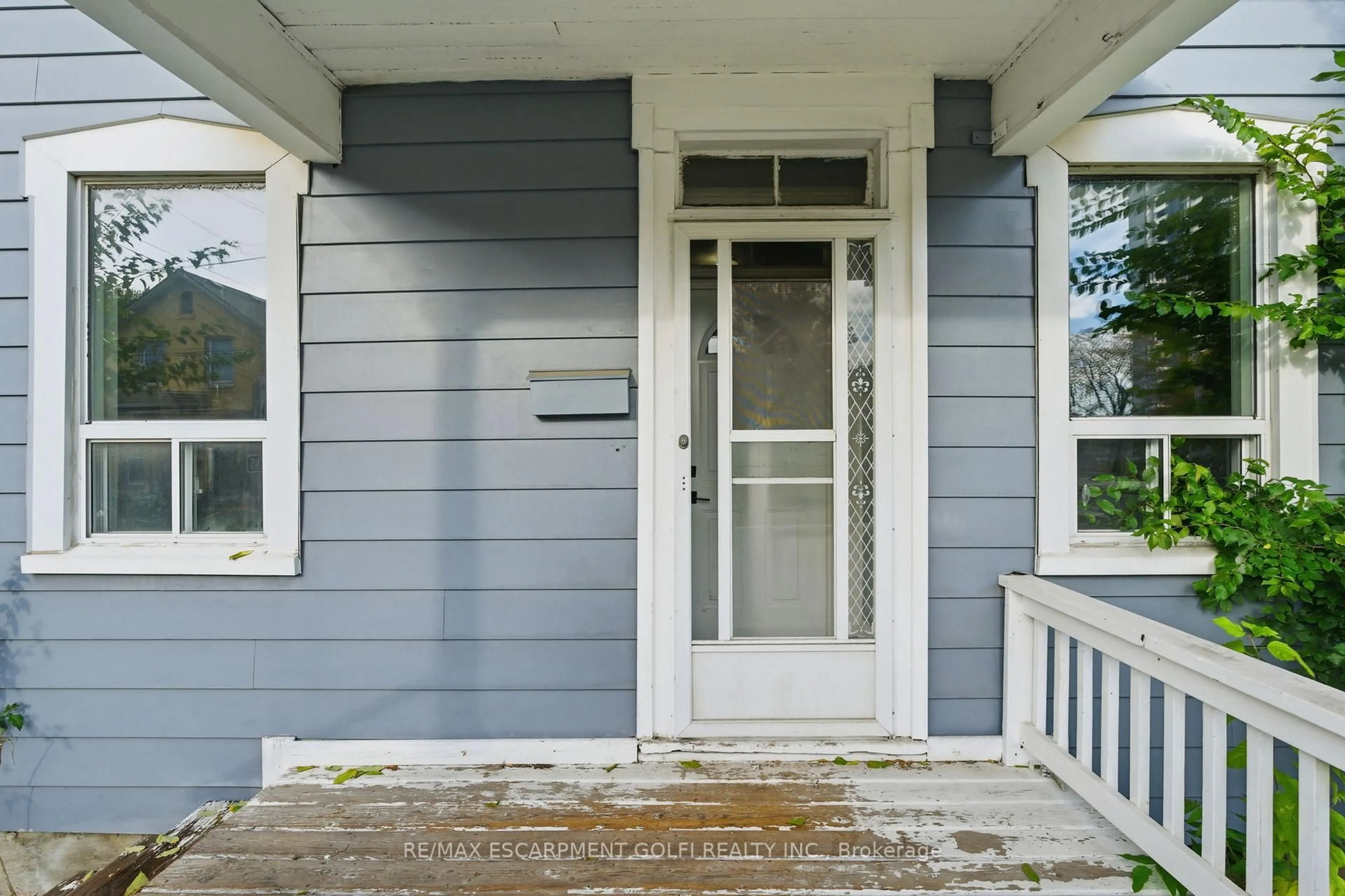 Home with vinyl exterior material, street for 117 Ray St, Hamilton Ontario L8R 2Y1